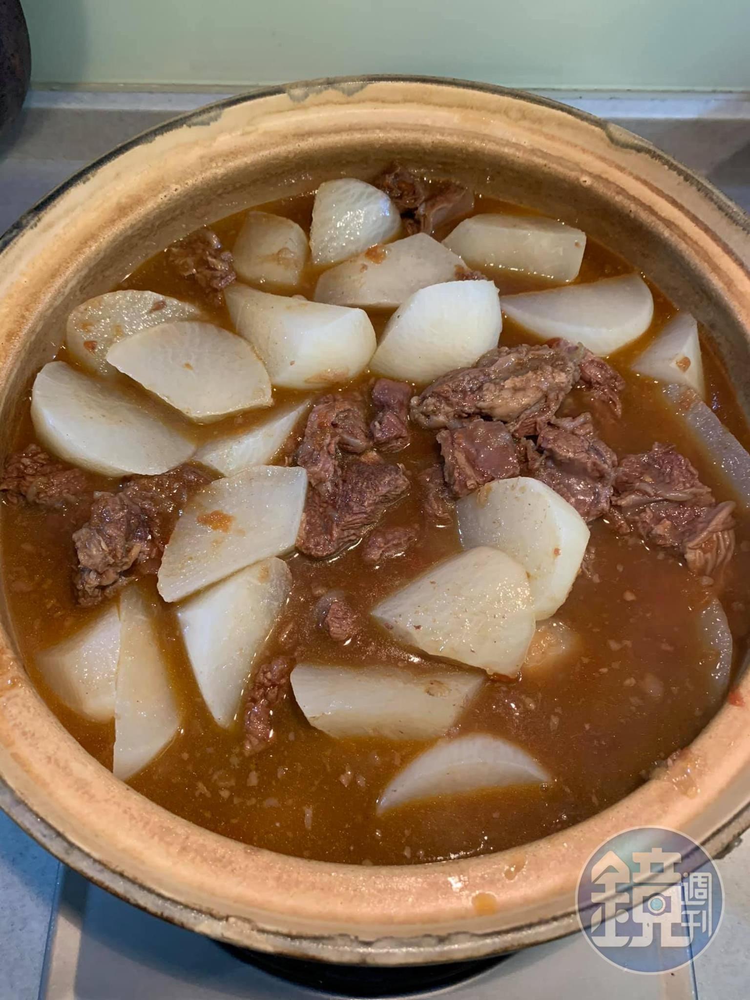 3小時後,將牛肉與蘿蔔一起倒入砂鍋煲之。