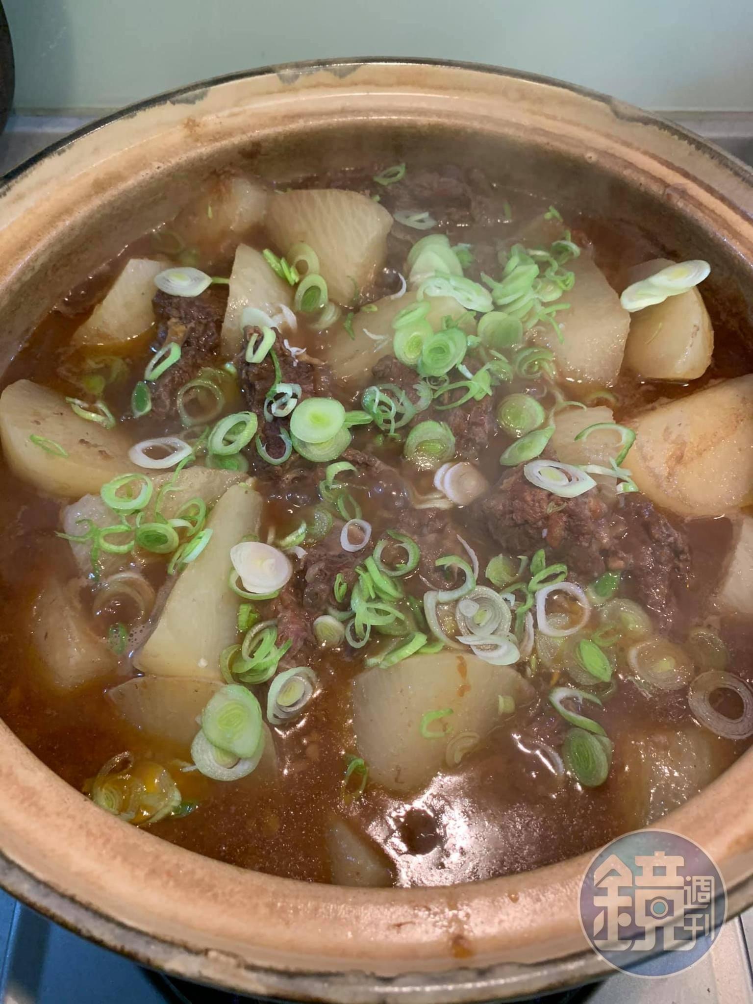 20分鐘後,聽到咕嚕咕嚕煲好的聲音,即可關火上桌。