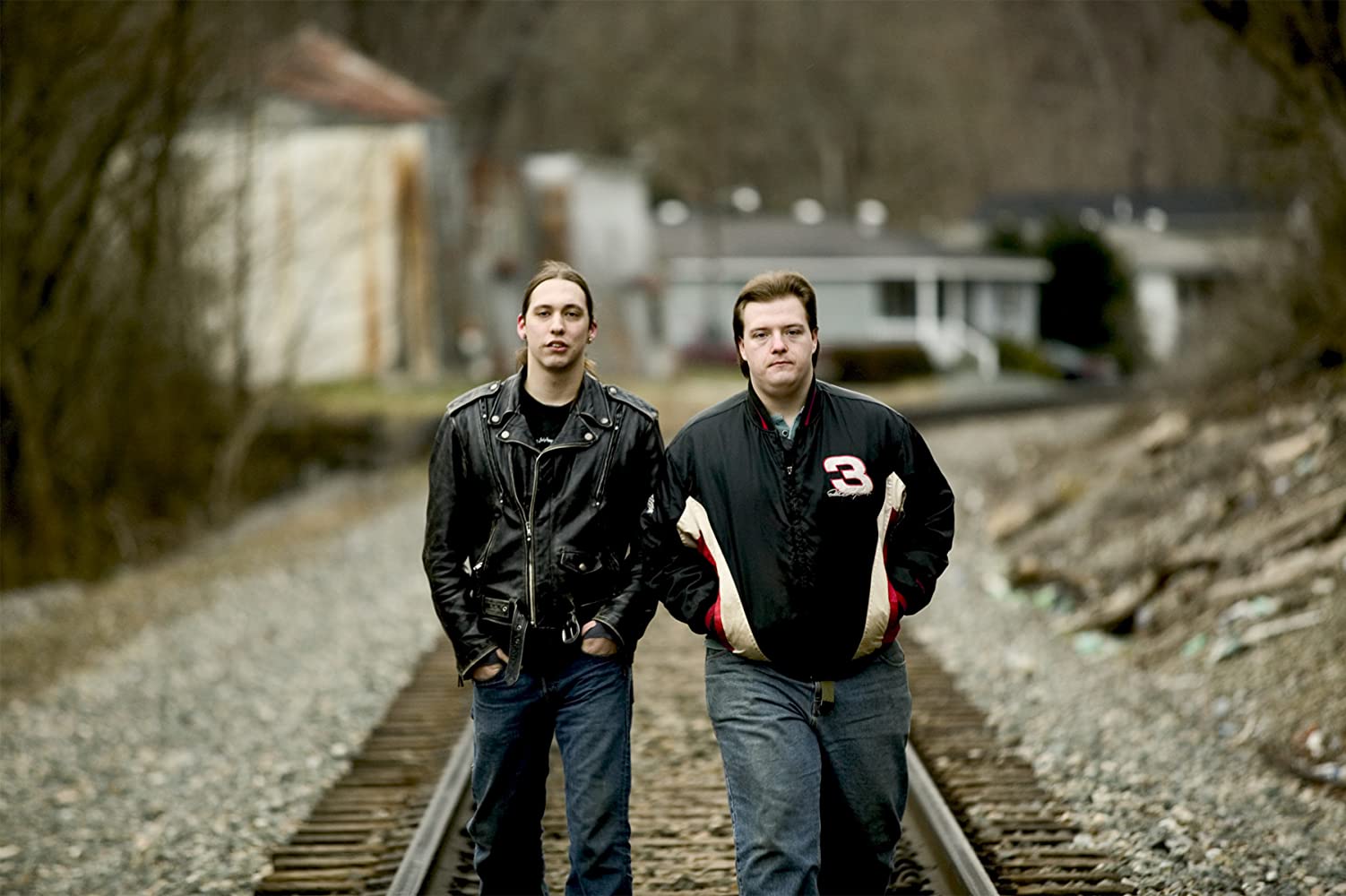 《Country Boys》以生活在美國肯塔基州的兩個年輕人為主角,呈現他們出身卑微、在社會底層掙扎求生的日常。(翻攝自imdb.com)