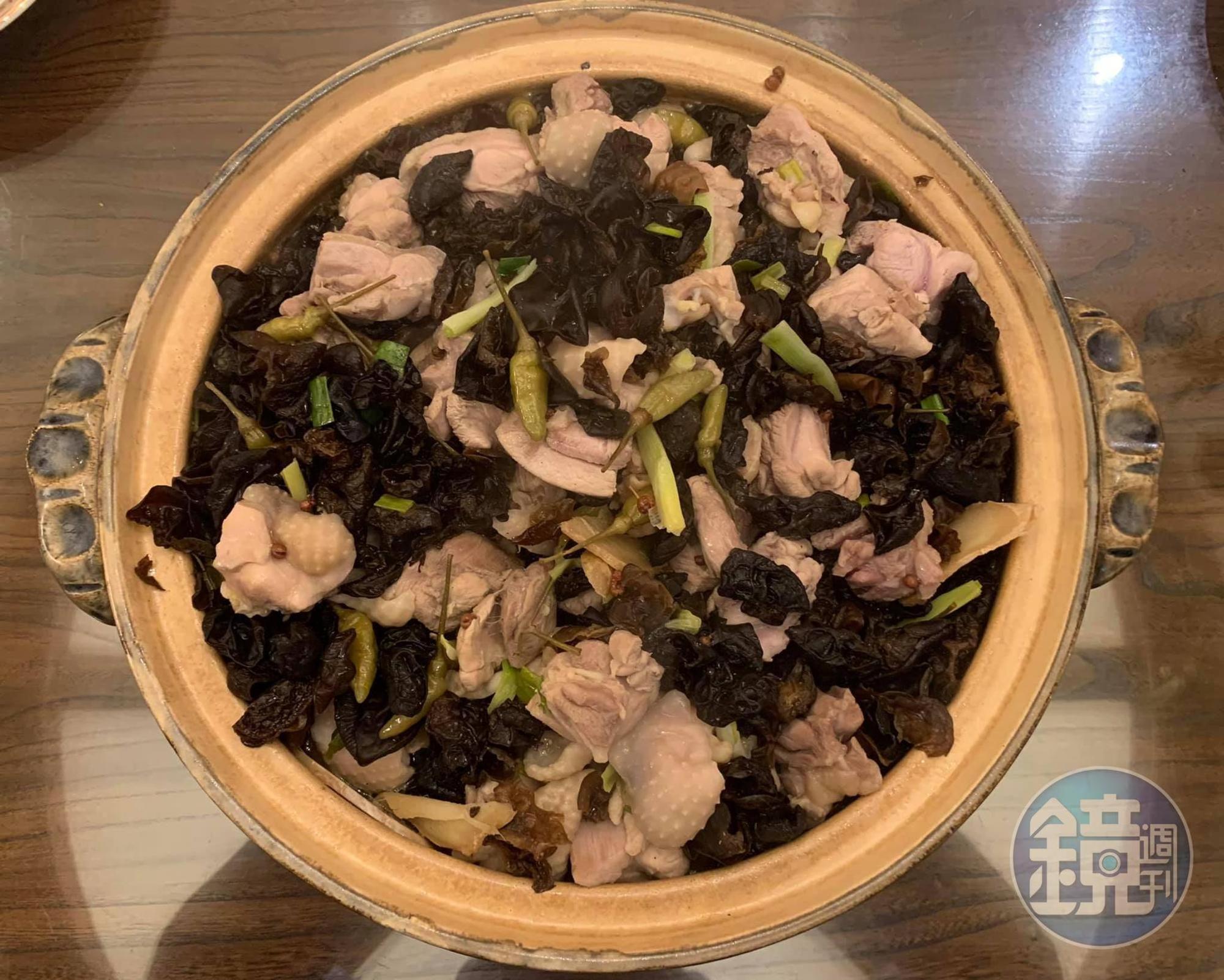 「木耳泡椒雞」做法極簡單,重點是取得泡椒,便能做出同樣的酸香美味。