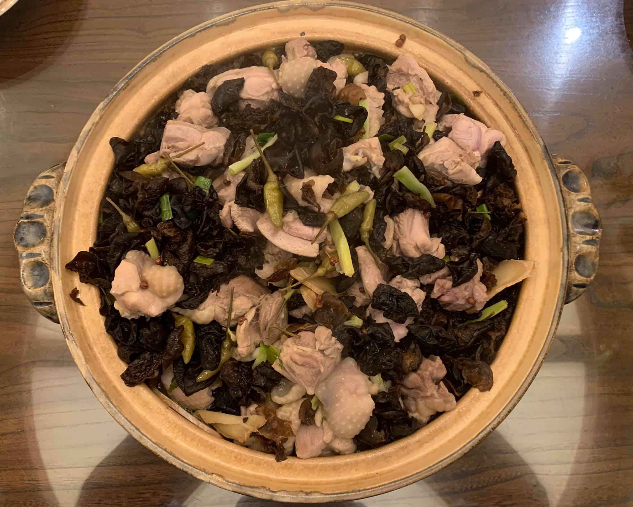 「木耳泡椒雞」做法極簡單，重點是取得泡椒，便能做出同樣的酸香美味。