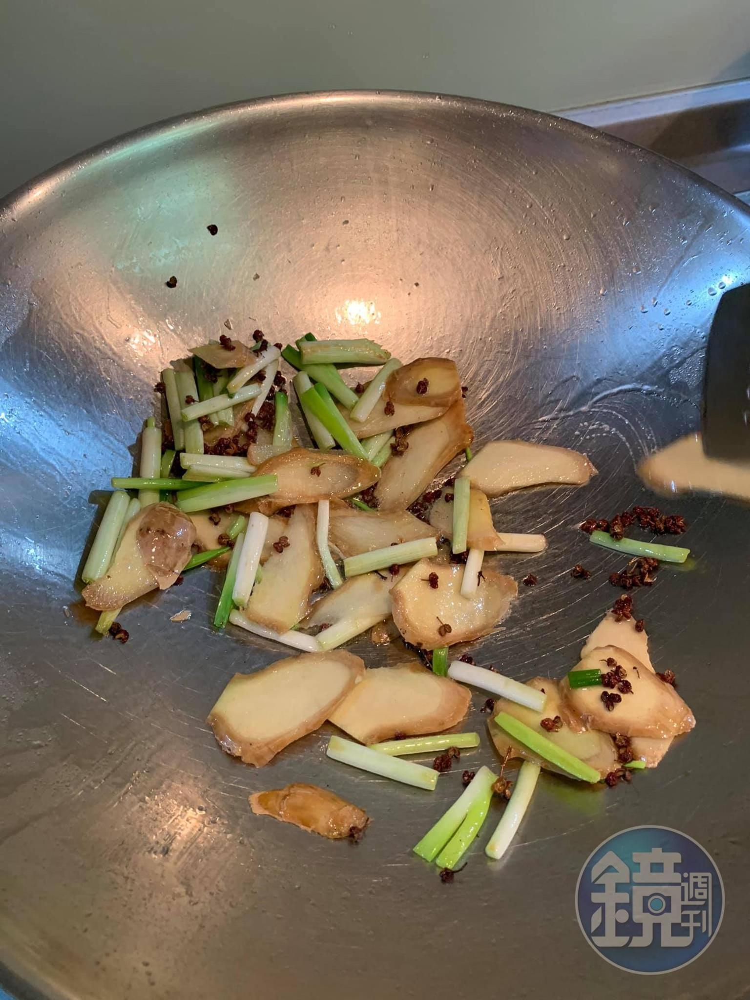 下少許花椒同炒。