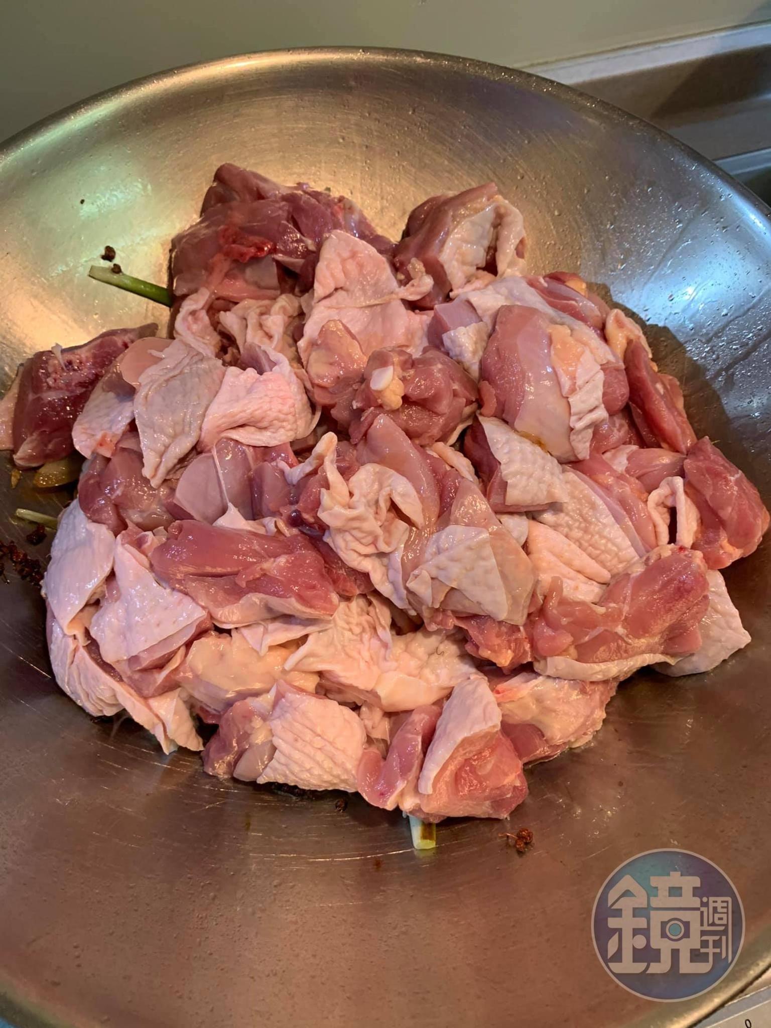 雞肉下鍋。
