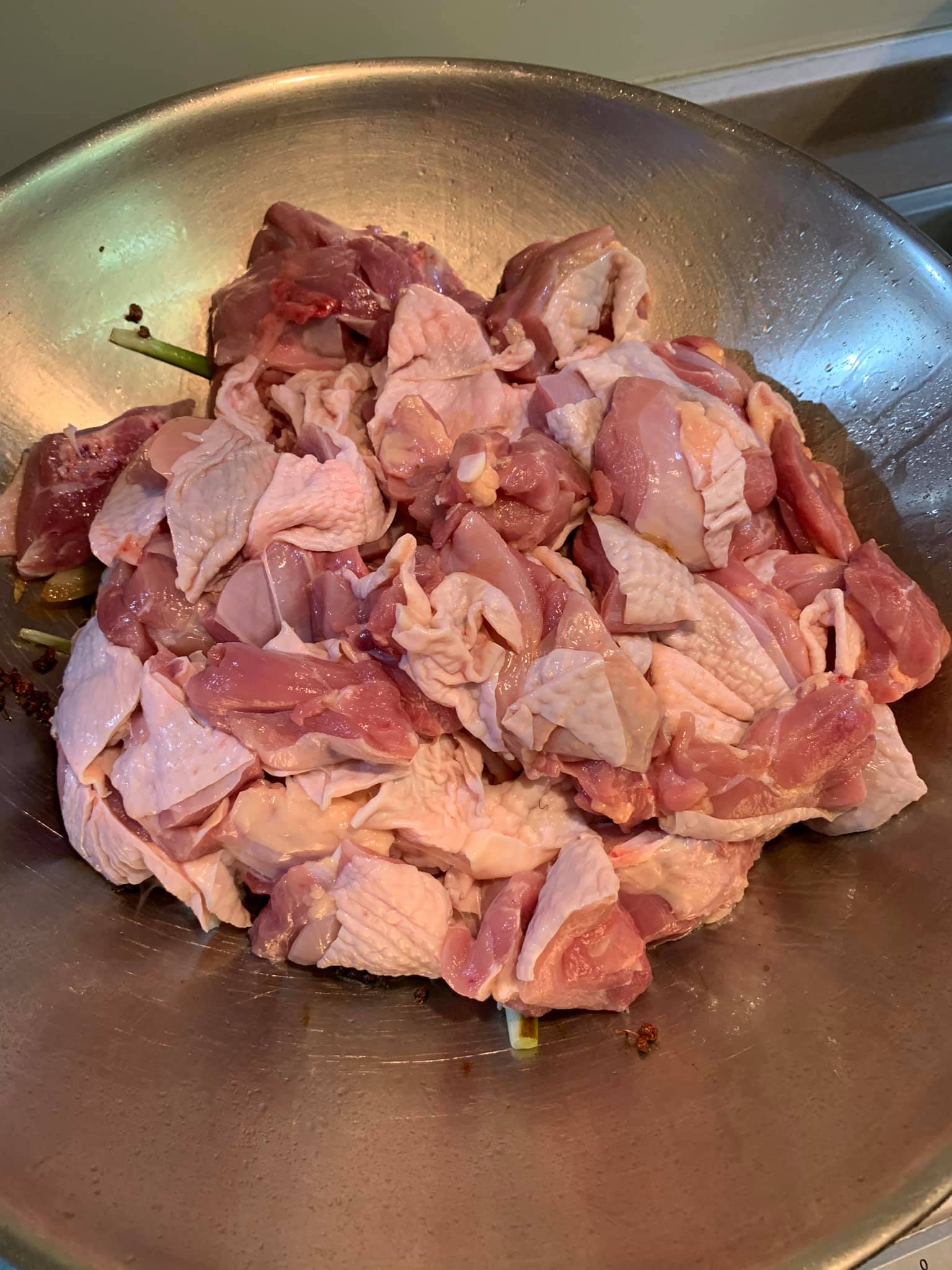 雞肉下鍋。