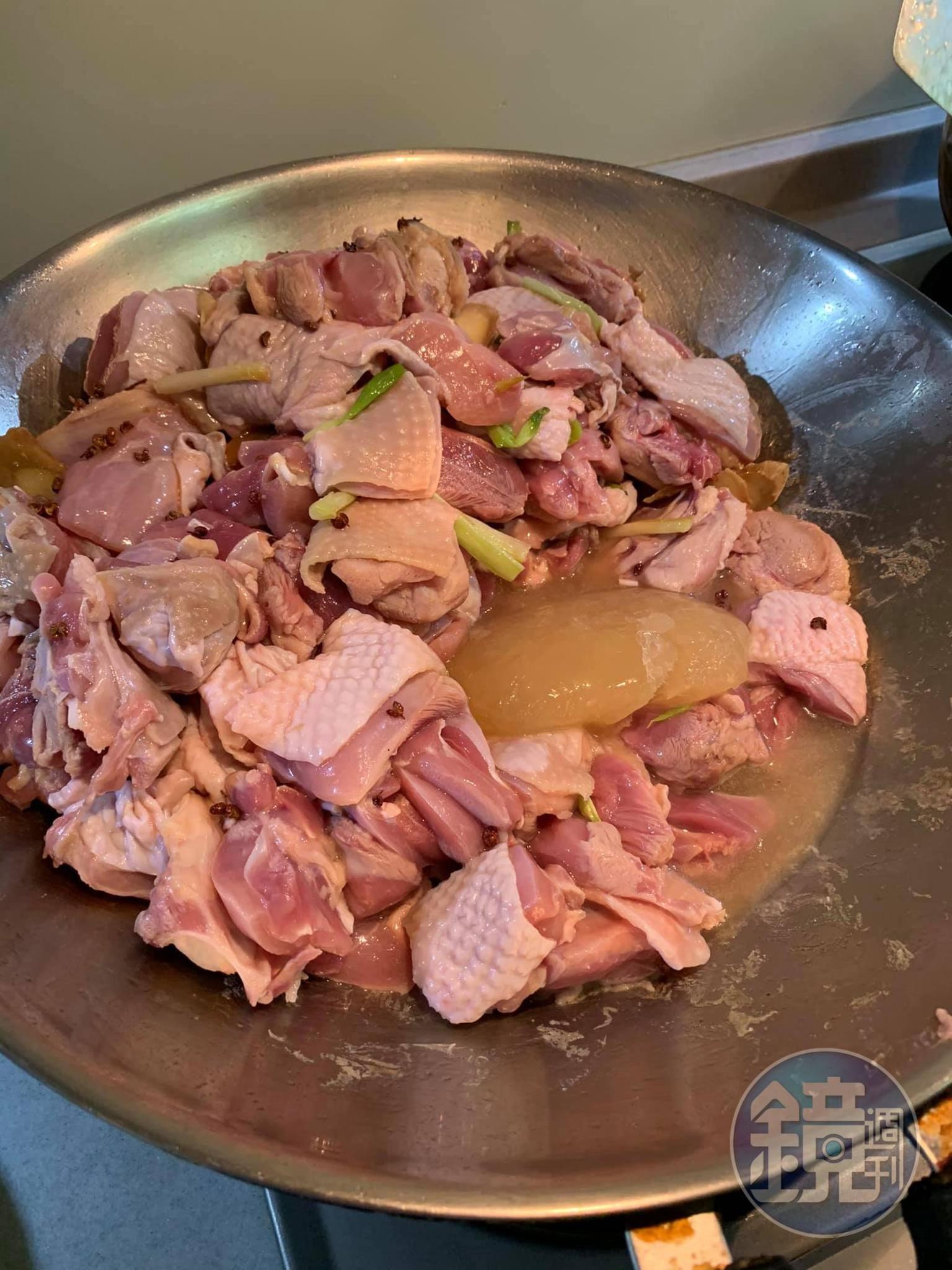 加入高湯炒勻。