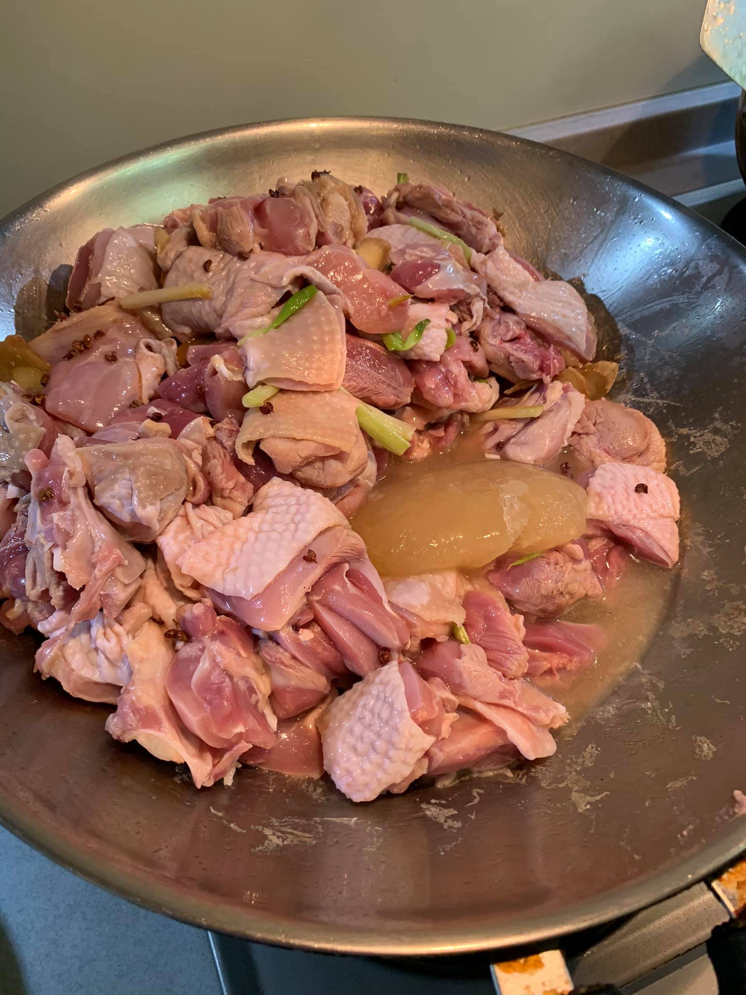 加入高湯炒勻。