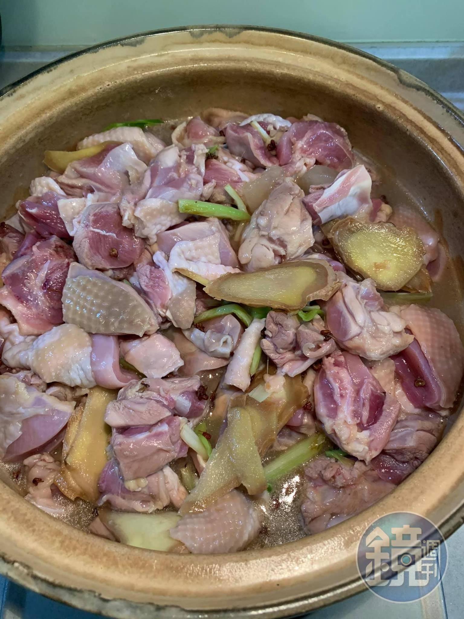 把炒好的雞肉倒入砂鍋。