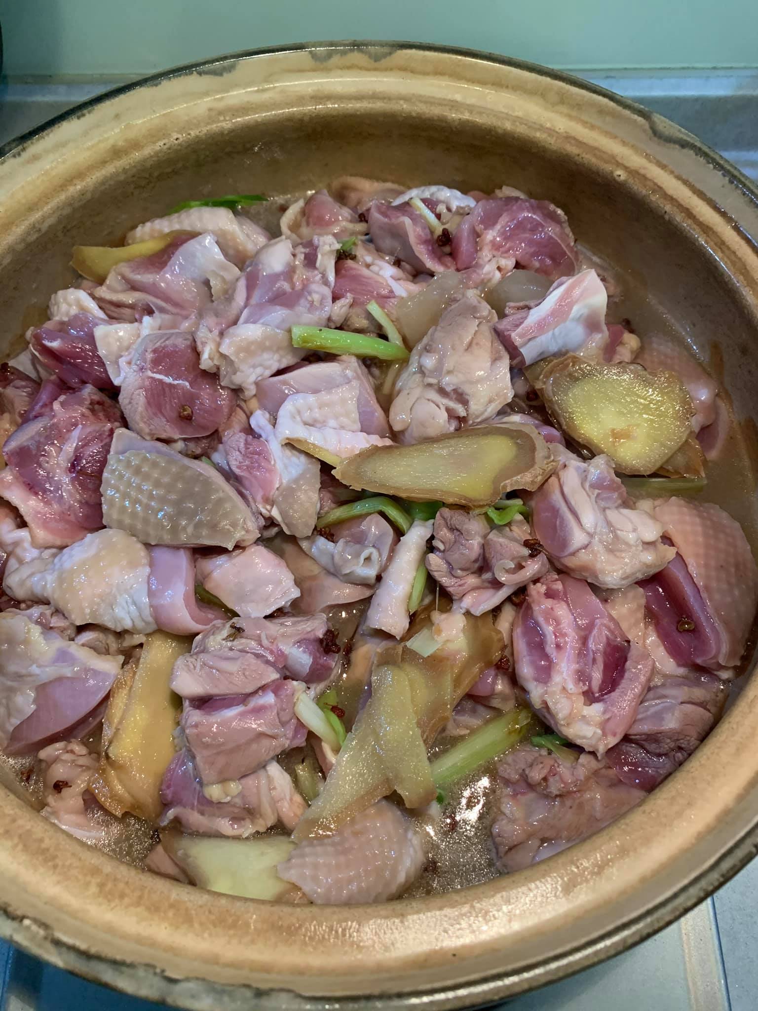 把炒好的雞肉倒入砂鍋。