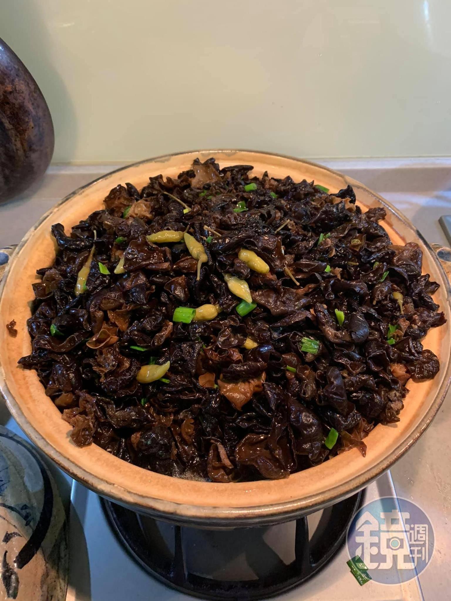 將木耳泡椒倒入砂鍋。