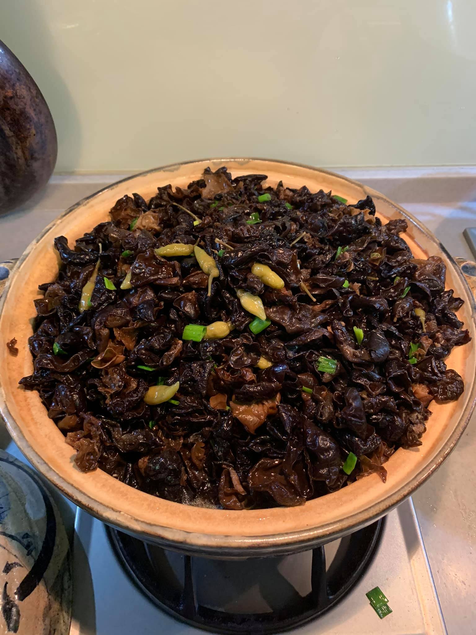 將木耳泡椒倒入砂鍋。