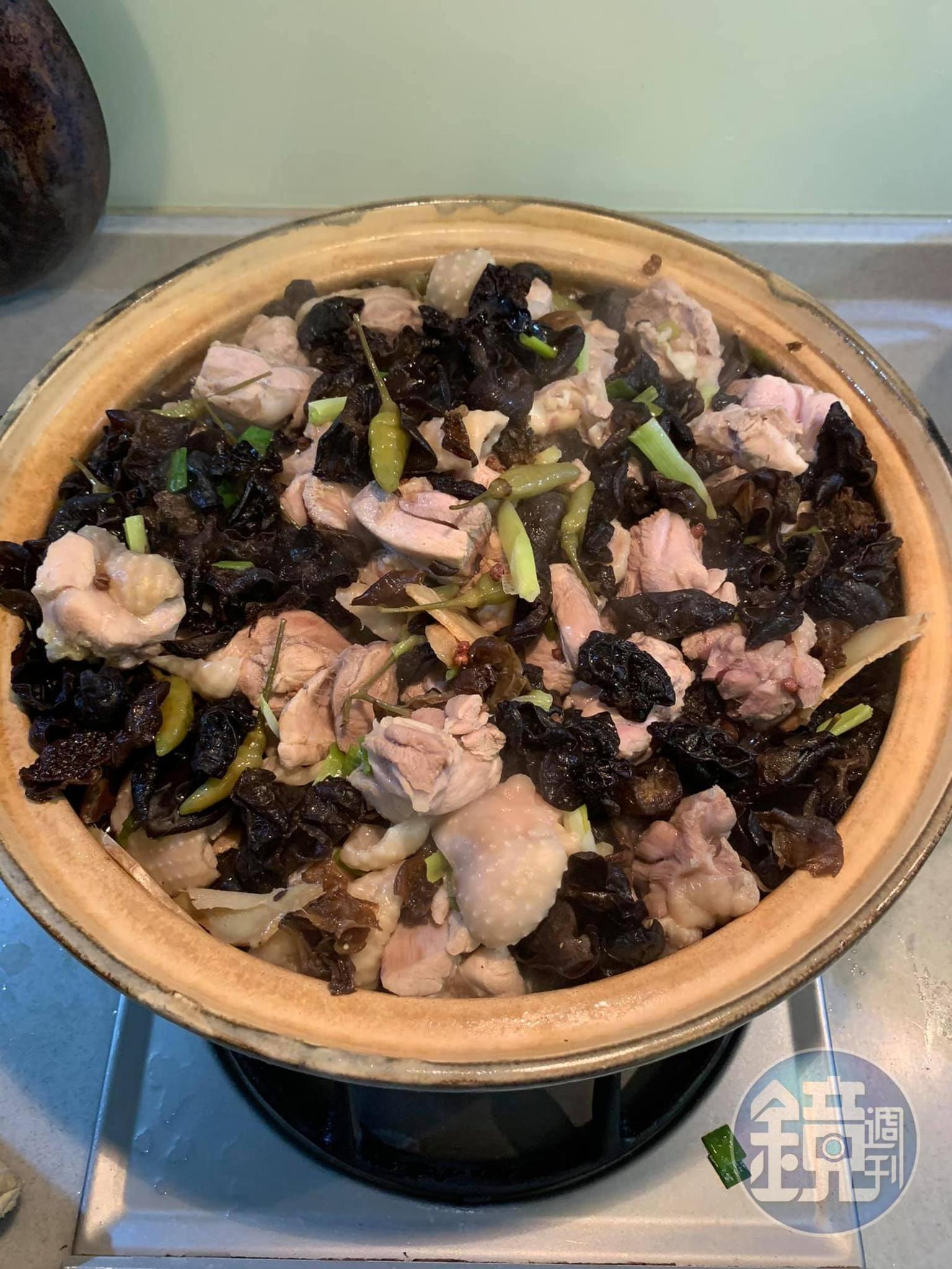 15分鐘後,木耳泡椒雞完成。
