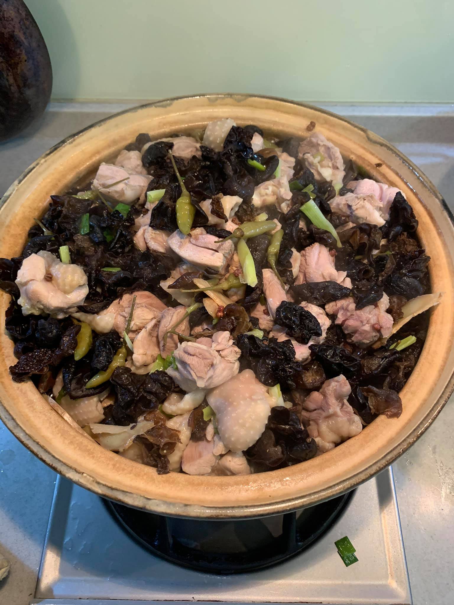 15分鐘後，木耳泡椒雞完成。