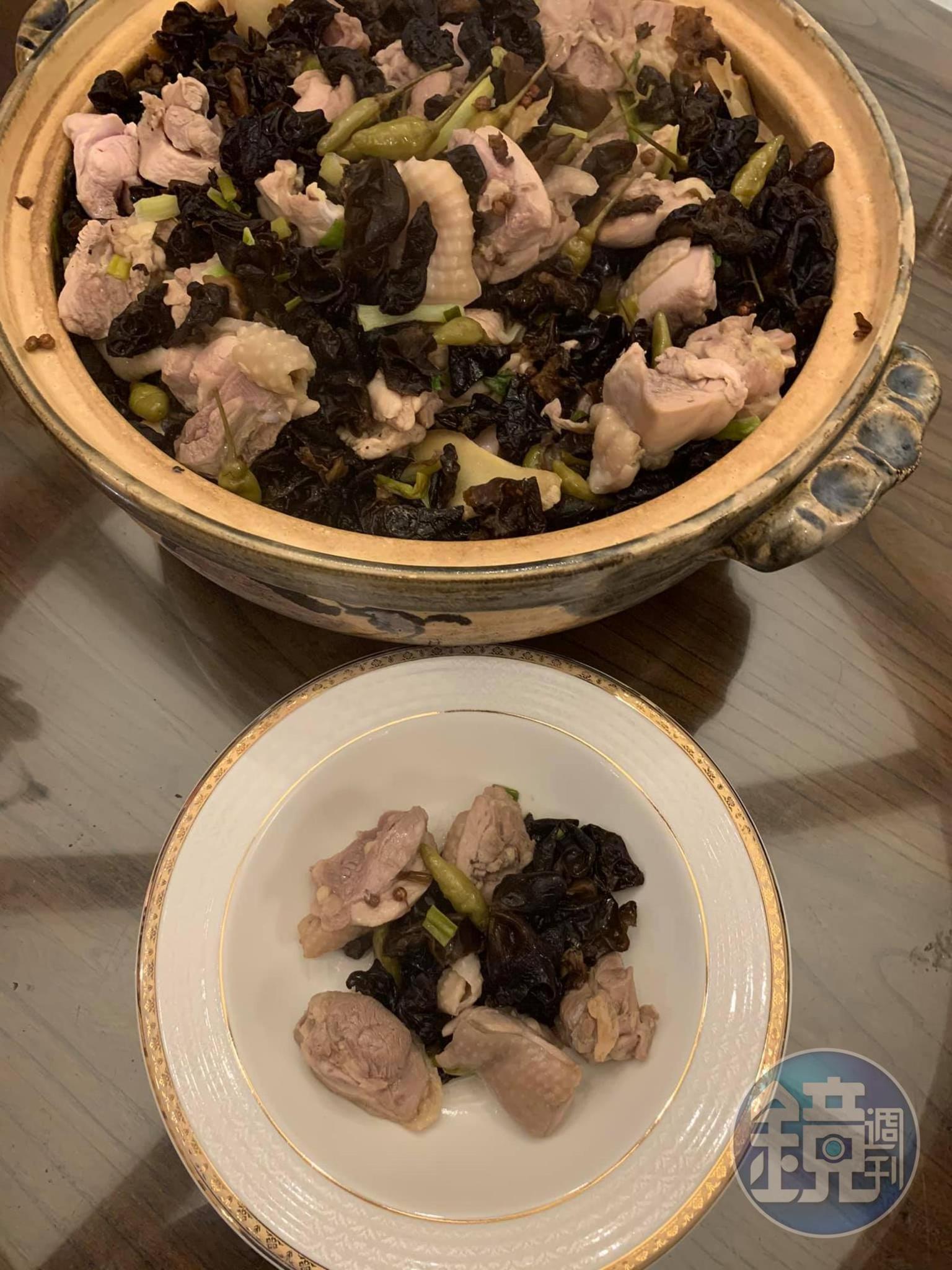 木耳泡椒雞上桌,木耳爽脆、雞肉軟嫩。