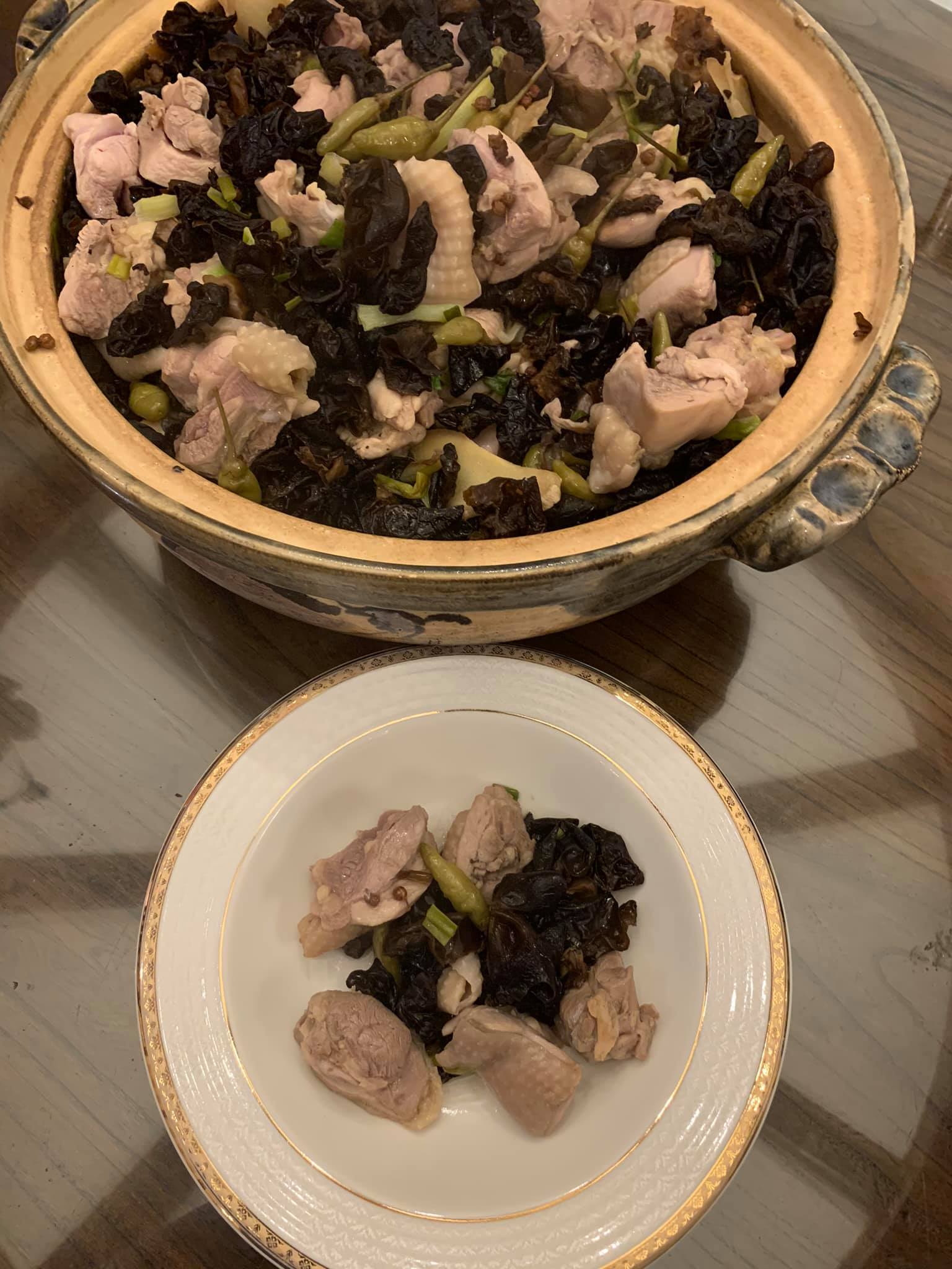 木耳泡椒雞上桌，木耳爽脆、雞肉軟嫩。