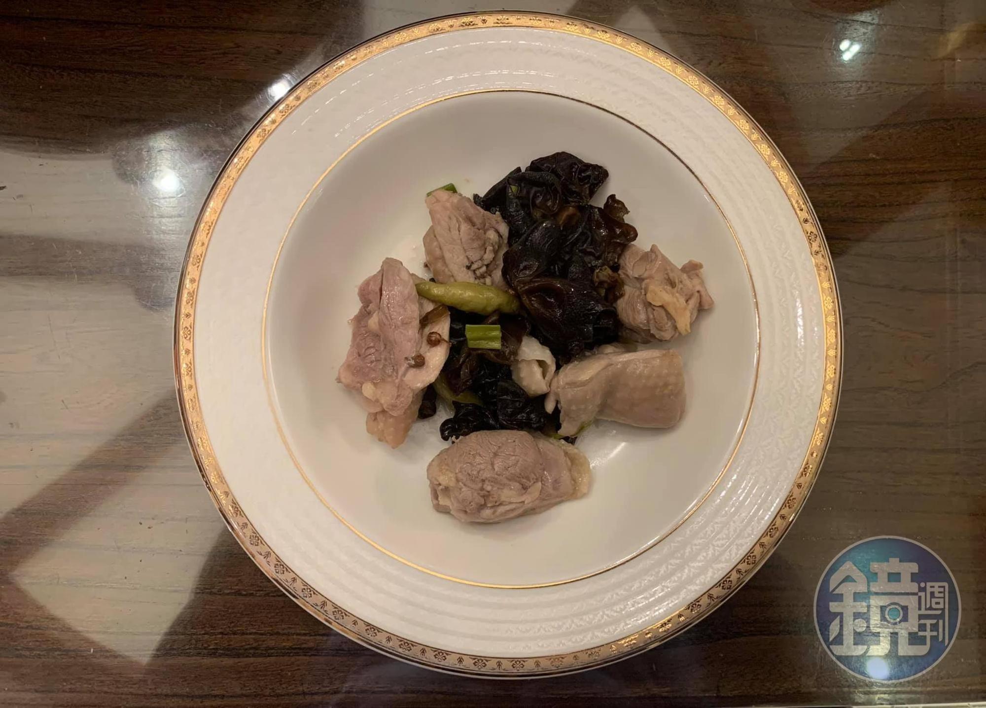 木耳泡椒雞很下飯。