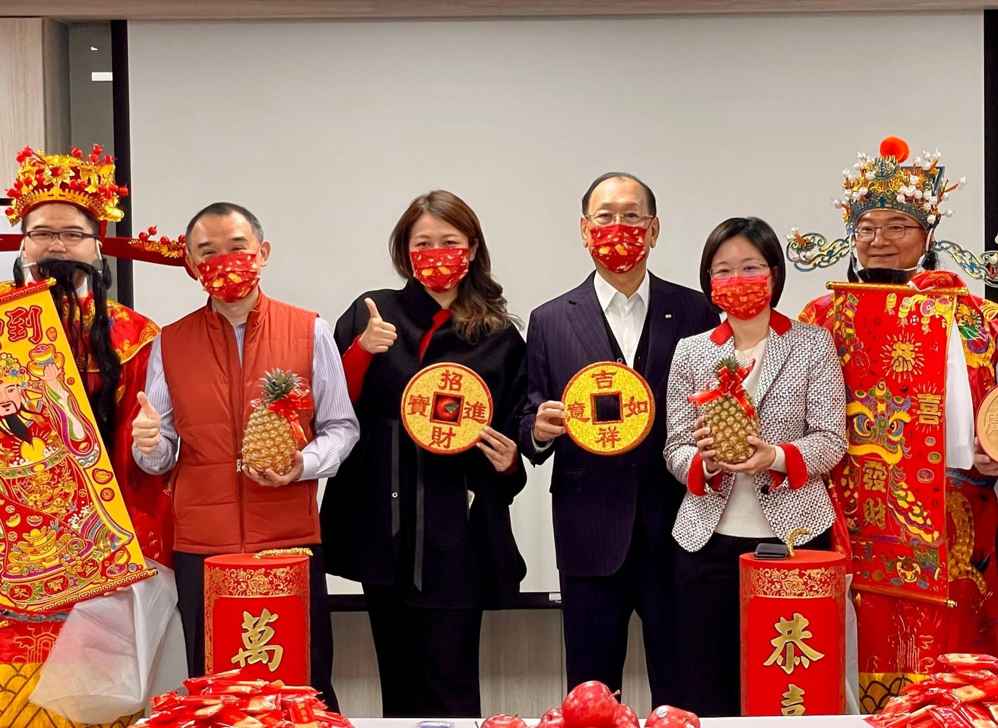 美吾華董事長李成家（右3）偕同大女兒、懷特兼安克董事長李伊俐（左3）出席新春團拜，宣布旗下研發「癌因性疲憊症」新藥將於3月納入健保，嘉惠乳癌患者施行治療。（李成家提供）