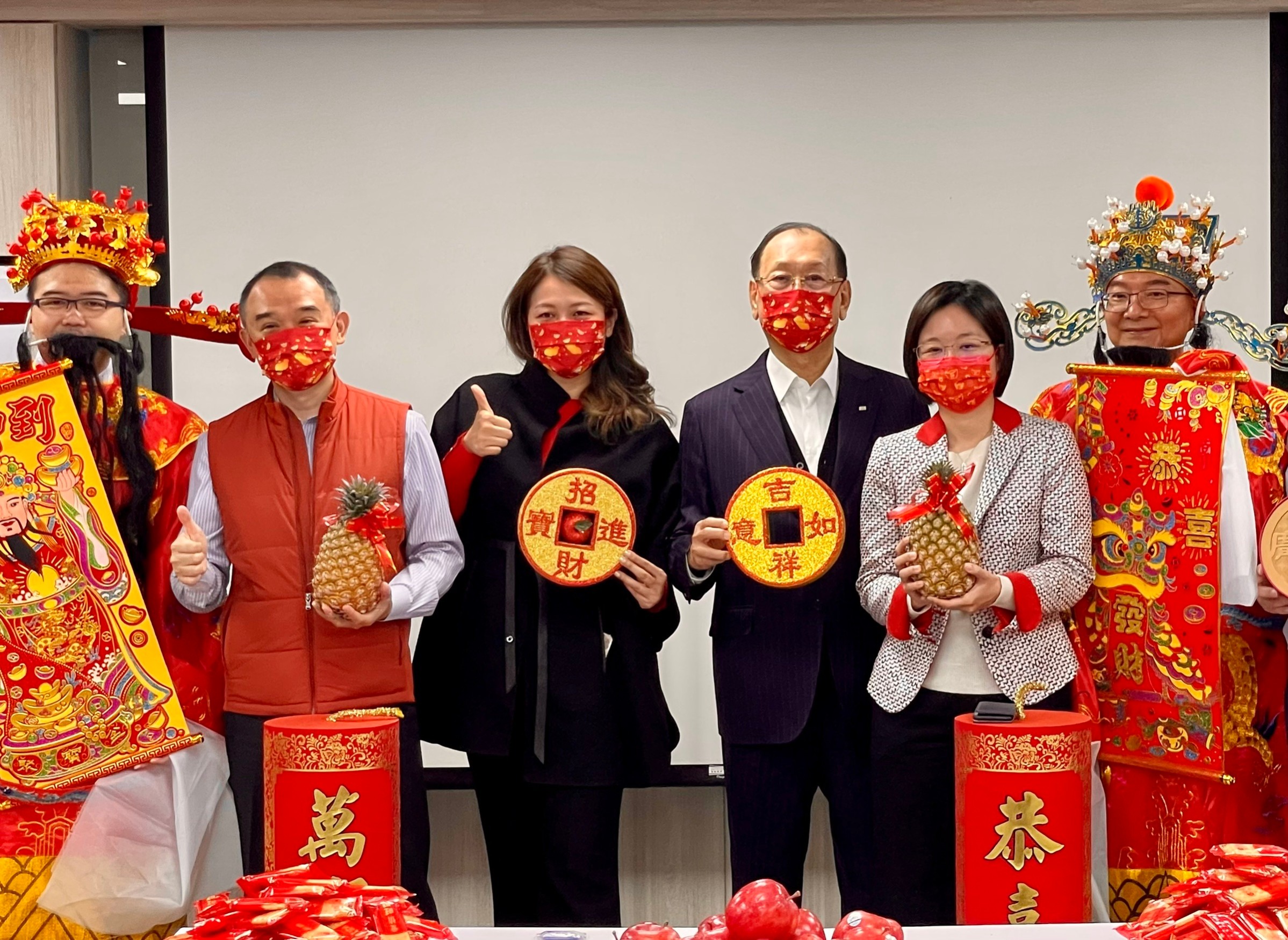 美吾華董事長李成家(右3)偕同大女兒、懷特兼安克董事長李伊俐(左3)出席新春團拜,宣布旗下研發「癌因性疲憊症」新藥將於3月納入健保,嘉惠乳癌患者施行治療。(李成家提供)