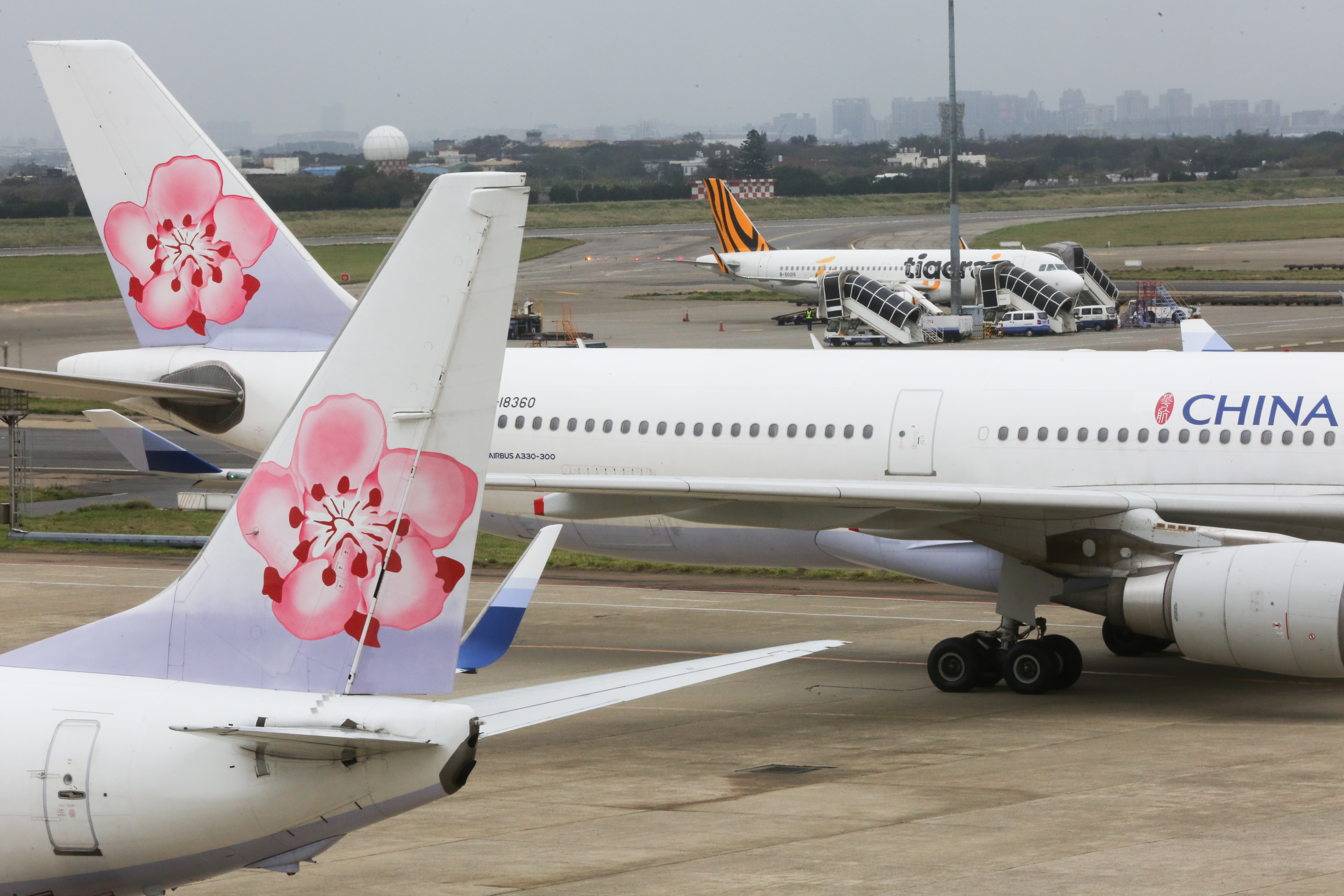 僑委會昨（17）日指出，因應緬甸政局及疫情變化，華航將取消28日班機。