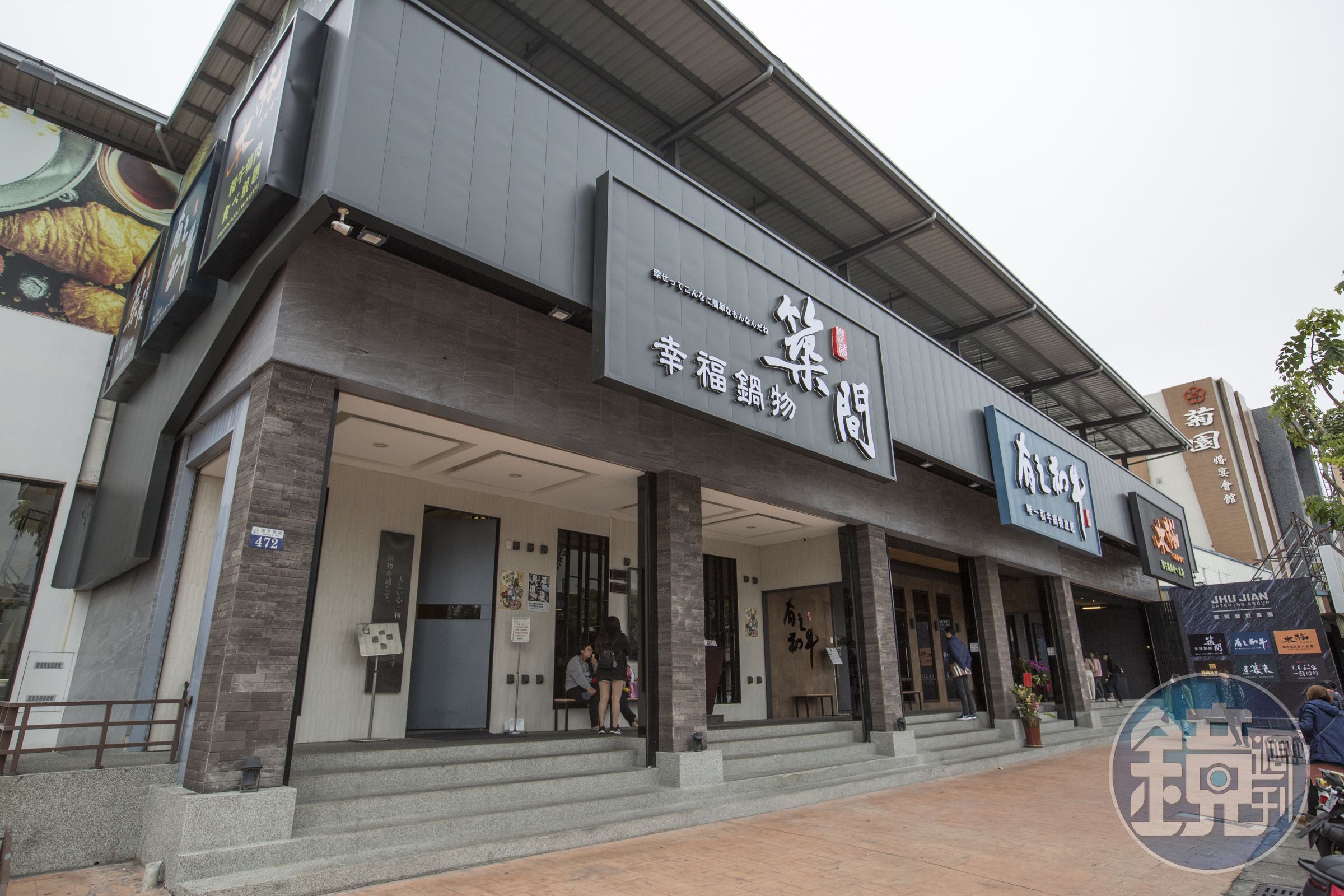 在台中大里德芳南路上三個品牌連成一氣，儼然大里新地標。