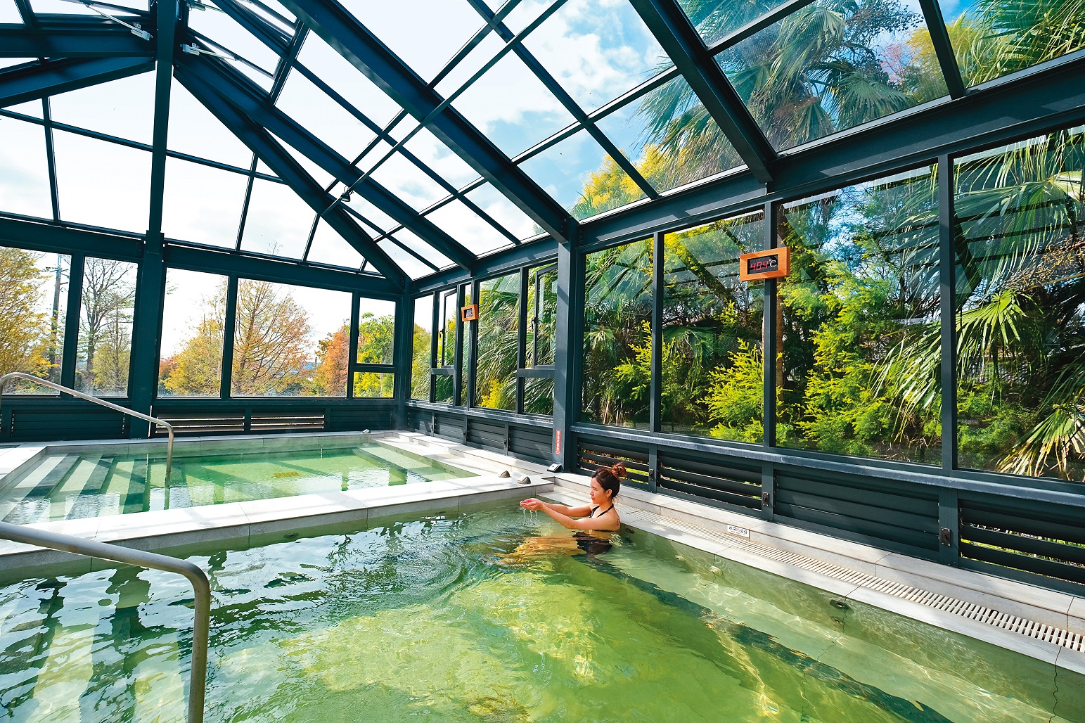 宛如溫室般的露天風呂室內溫泉池，冬天不怕冷風吹，身子泡得暖呼呼。