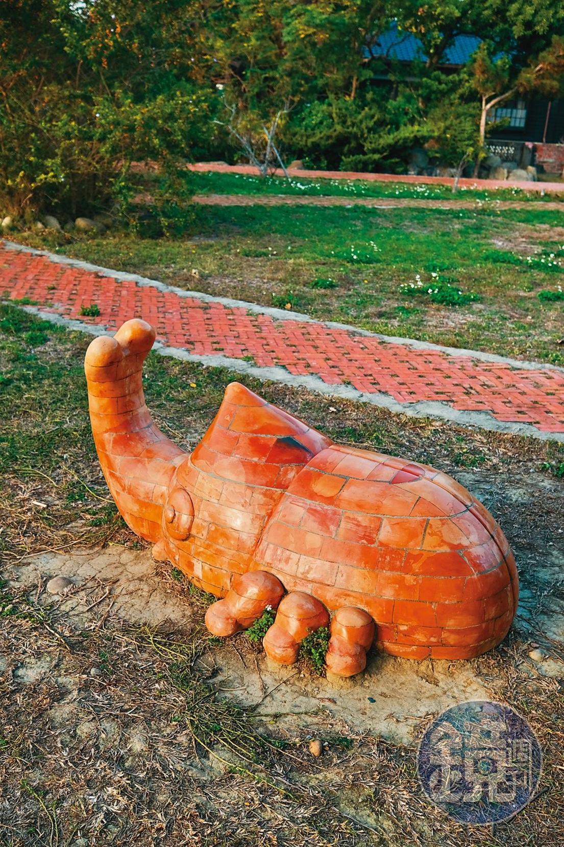 山腳國小操場旁可愛紅磚獨角仙。