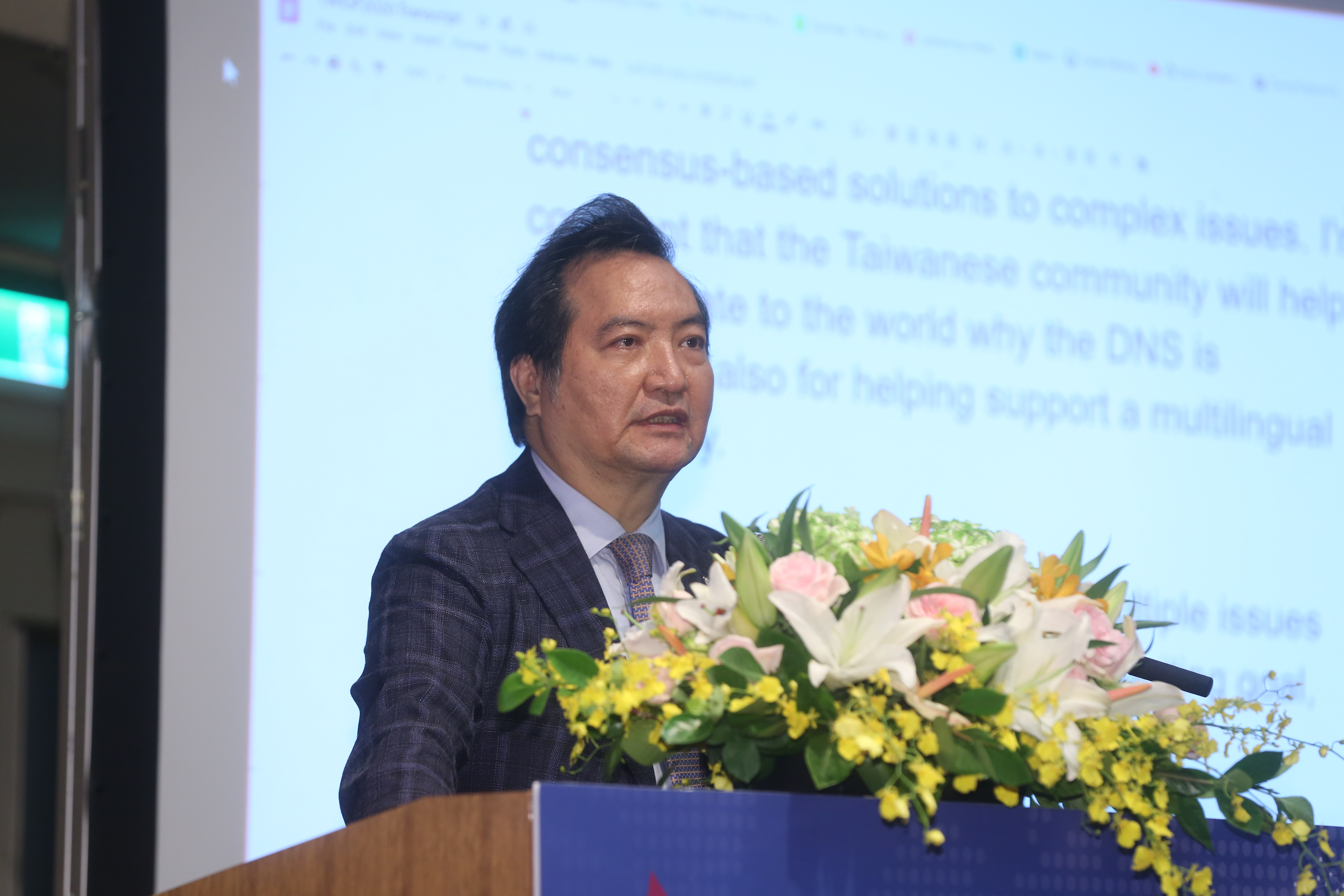 行政院政務委員羅秉成兼任發言人，是法律背景出身。（本刊資料照）