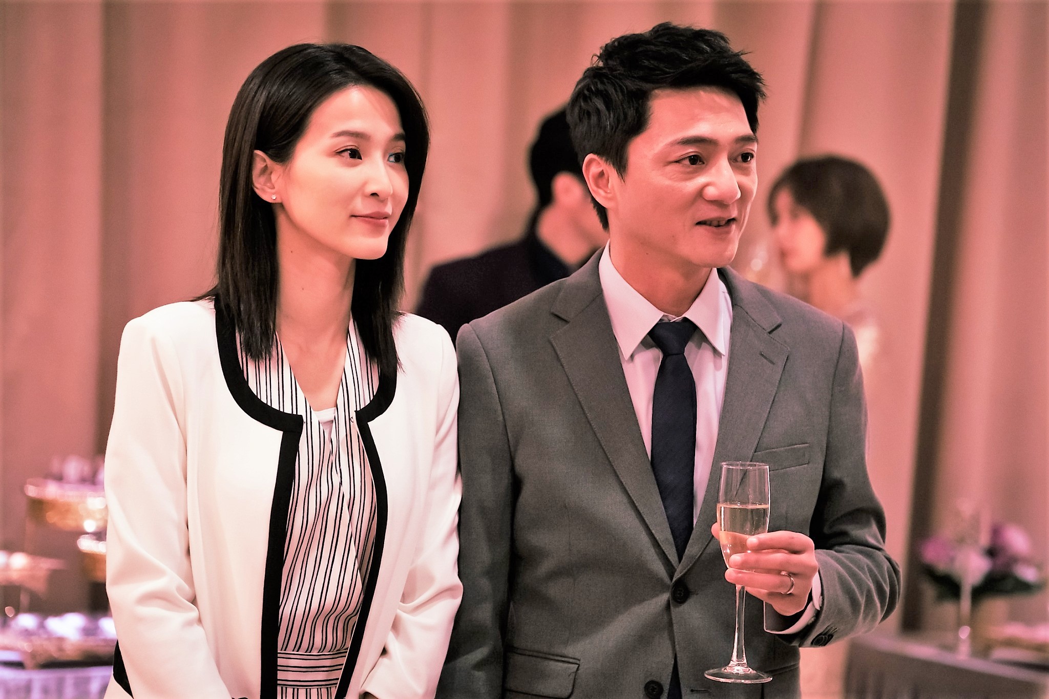 藍葦華(右)在《日蝕遊戲》中跟楚宣(左)飾演模範夫妻檔,這也是兩人首度合作。(民視提供)