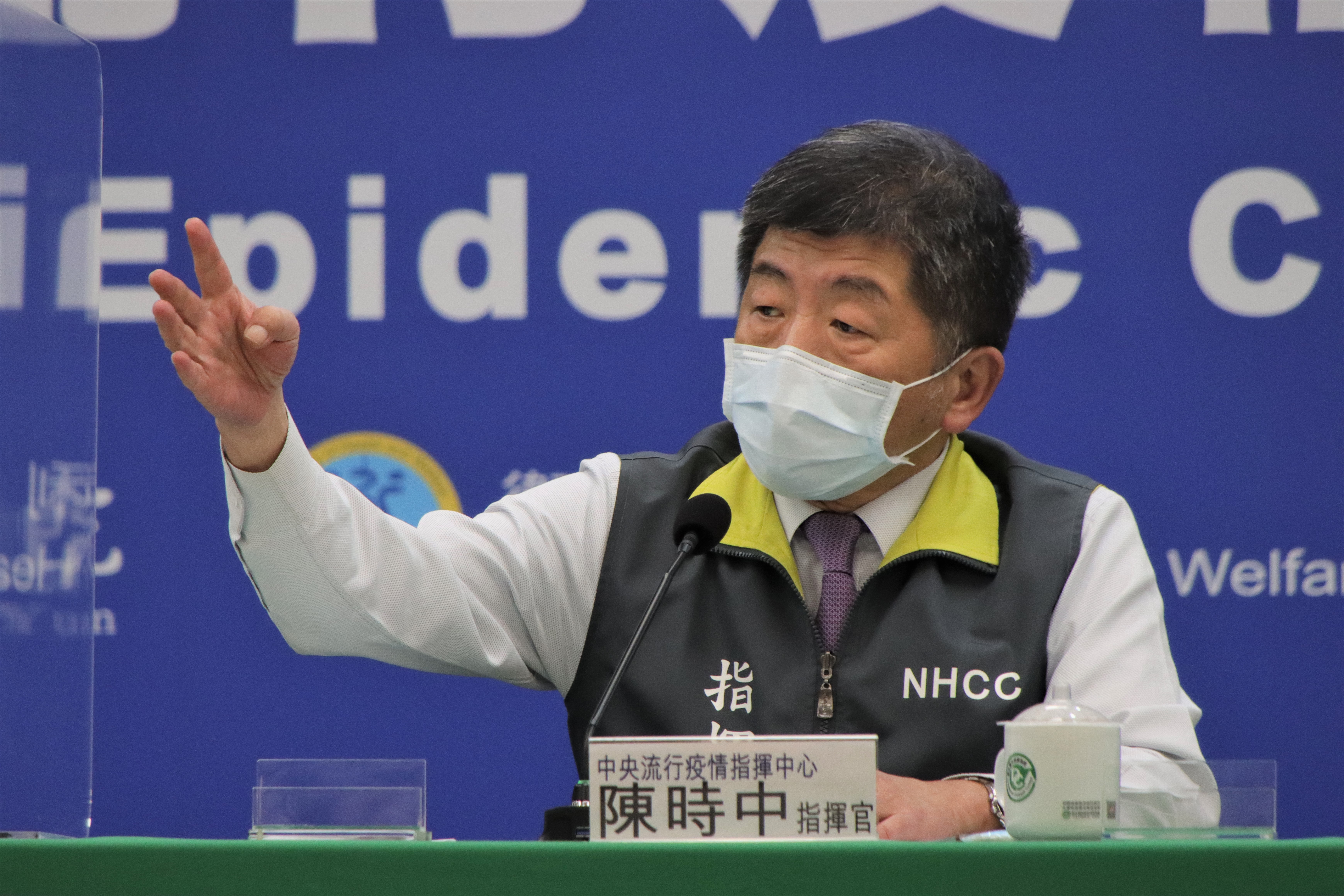 針對趙少康批評衛福部跳過代理商找總公司購買疫苗是偷雞摸狗，陳時中無奈回應。（指揮中心提供）