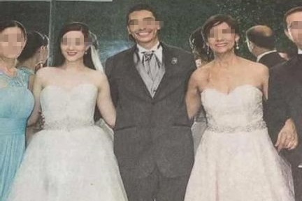 新郎身邊2名女性疑似穿著同款禮服，引起網友議論。（翻攝自bodas.com）