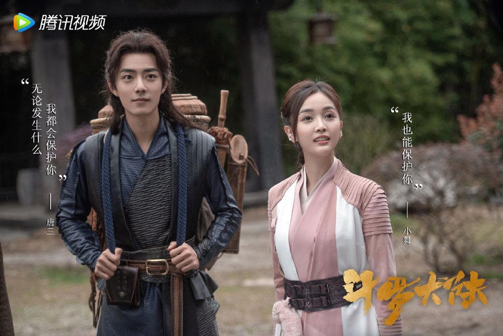肖戰(左)稱第一眼看到吳宣儀飾演「小舞」(右)的照片就覺得她很漂亮。(WeTV提供)