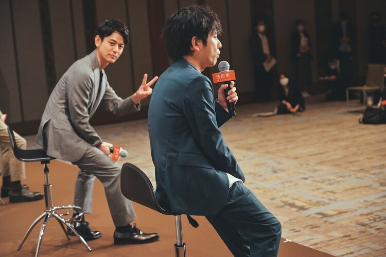 妻夫木聰（左）和二宮和也首次同台飆戲在《淺田家！》飾演兄弟，跑宣傳時，妻夫木還趁二宮說話時偷對鏡頭比YA。（翻攝自natalie）