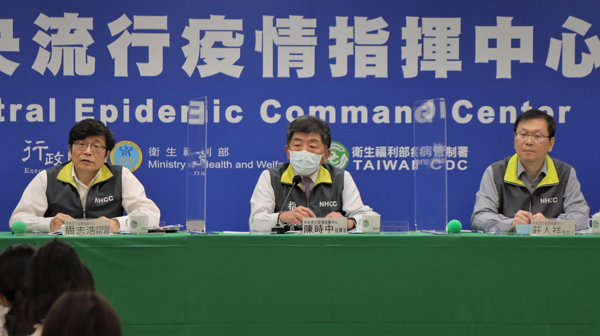 中央流行疫情指揮中心指揮官陳時中(中)透露部桃醫院明天應該可以如期營運。(指揮中心提供)