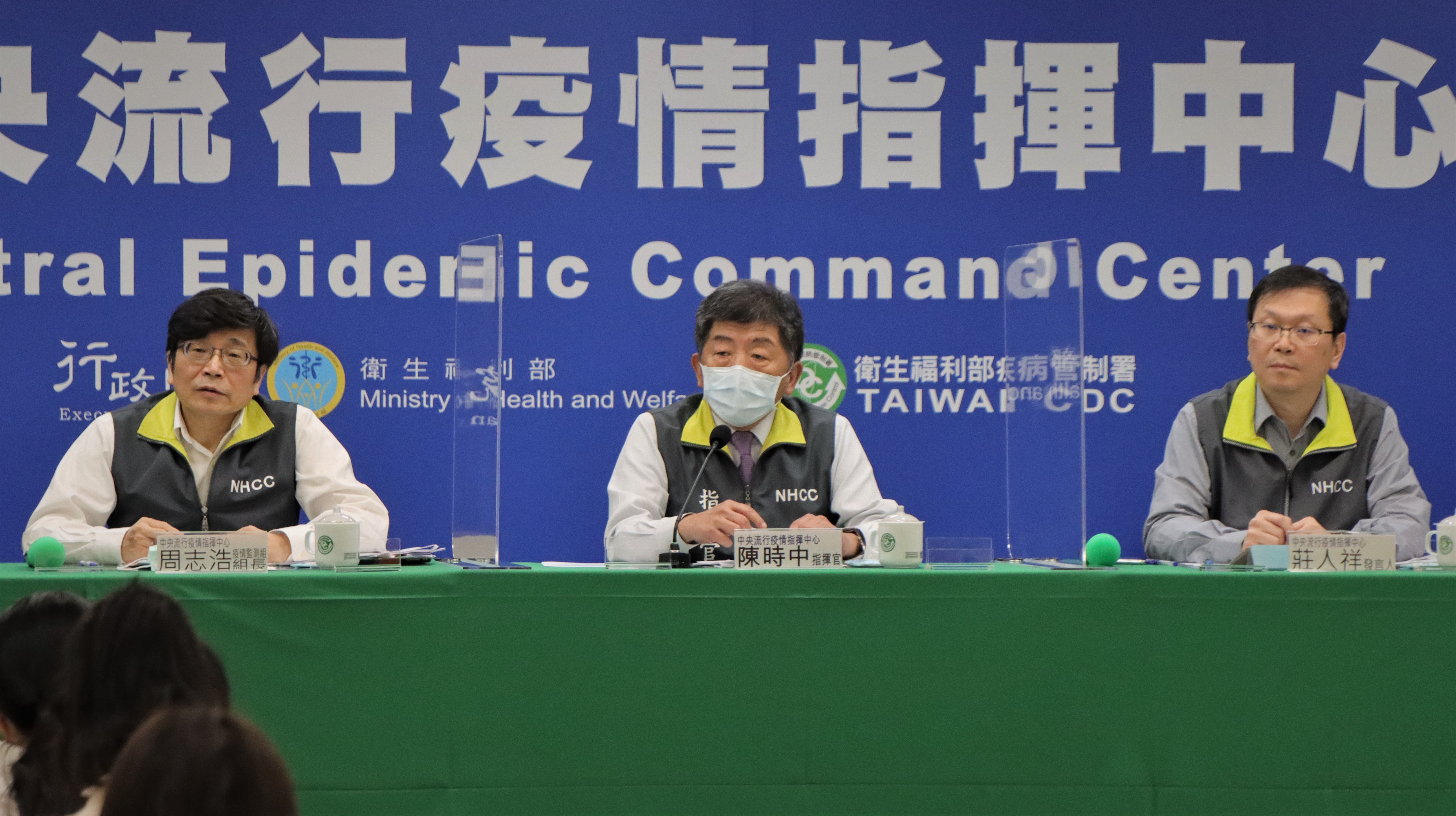 中央流行疫情指揮中心指揮官陳時中(中)透露部桃醫院明天應該可以如期營運。(指揮中心提供)