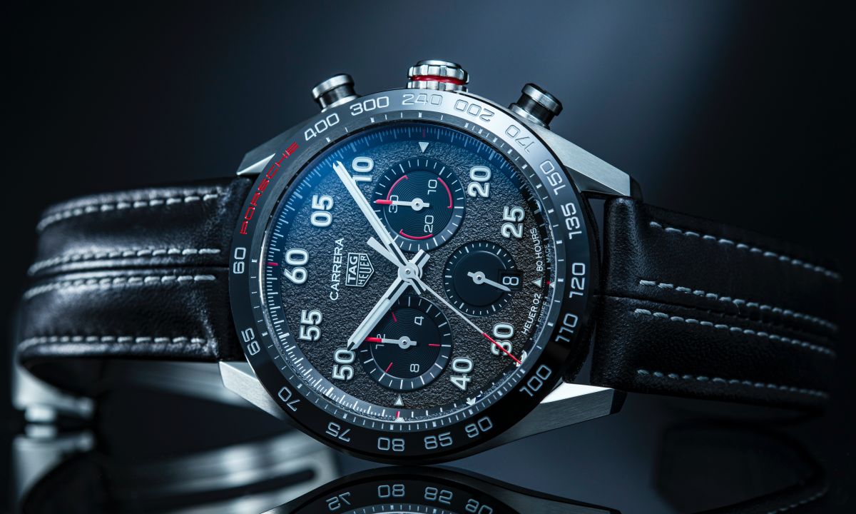TAG HEUER Carrera Porsche Chronograph 這款保時捷特別版計時碼錶，以Carrera系列計時碼錶為基礎，在陶瓷圈測速儀上刻了PORSCHE字樣，自動盤做成911跑車方向盤的造型，面盤並打造成黑灰色瀝青賽道的效果，處處傳遞品牌對於競速賽事的熱情。錶徑44mm，搭載Calibre Heuer 02自動上鏈機芯，有皮革錶帶與精鋼鍊帶可供選擇。 功能：時、分、小秒針指示；計時碼錶；日曆顯示 機芯：自動上鏈機芯 定價：約NT$191,800（皮革錶帶）；NT$198,500（精鋼鍊帶）