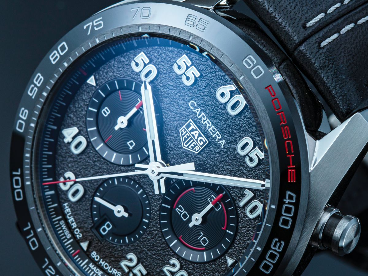 TAG HEUER Carrera Porsche Chronograph 這款保時捷特別版計時碼錶，以Carrera系列計時碼錶為基礎，在陶瓷圈測速儀上刻了PORSCHE字樣，自動盤做成911跑車方向盤的造型，面盤並打造成黑灰色瀝青賽道的效果，處處傳遞品牌對於競速賽事的熱情。錶徑44mm，搭載Calibre Heuer 02自動上鏈機芯，有皮革錶帶與精鋼鍊帶可供選擇。 功能：時、分、小秒針指示；計時碼錶；日曆顯示 機芯：自動上鏈機芯 定價：約NT$191,800（皮革錶帶）；NT$198,500（精鋼鍊帶）