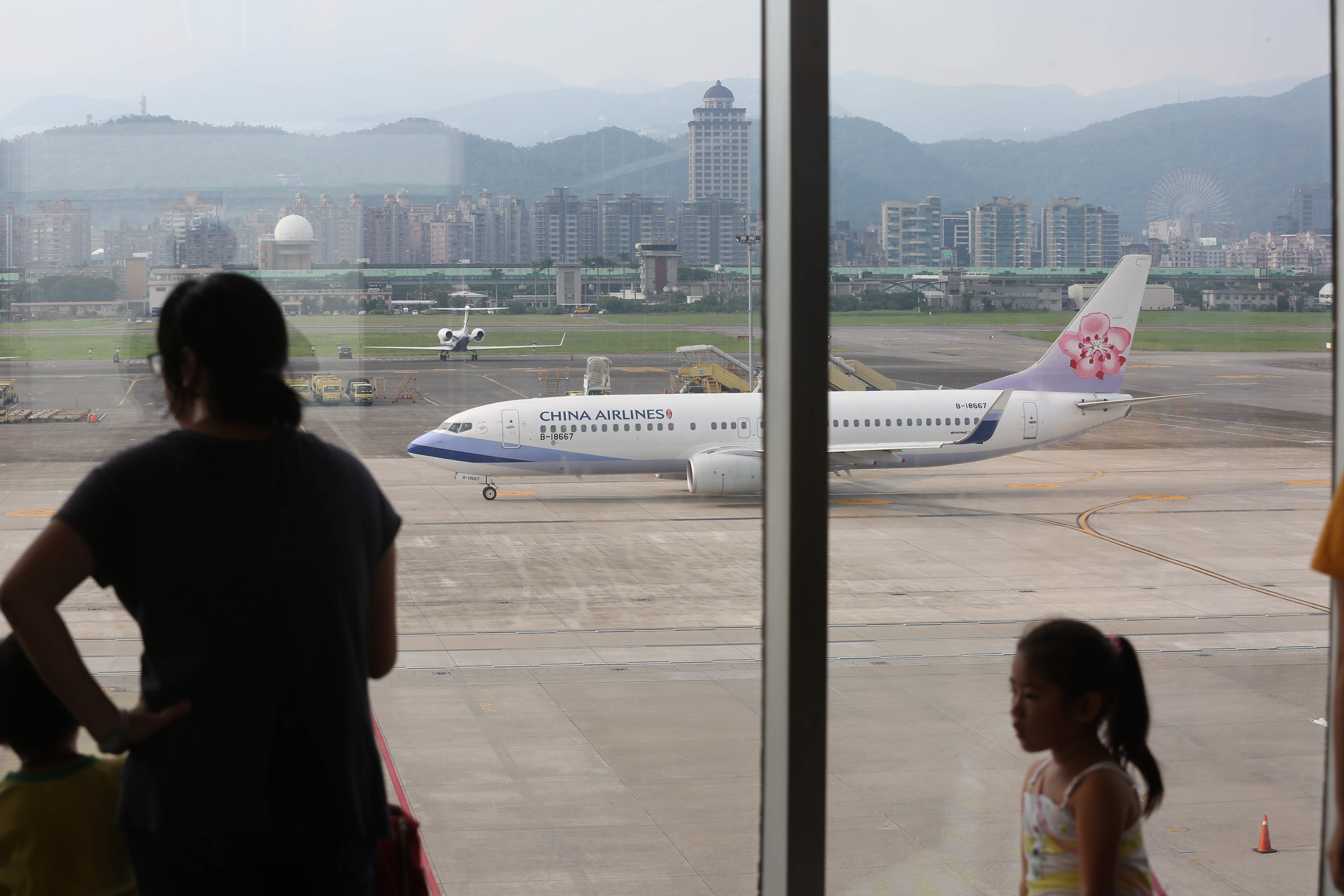 面對出國遙遙無期，習慣累積哩程的卡友，建議可挑選「無期限」的航空信用卡。