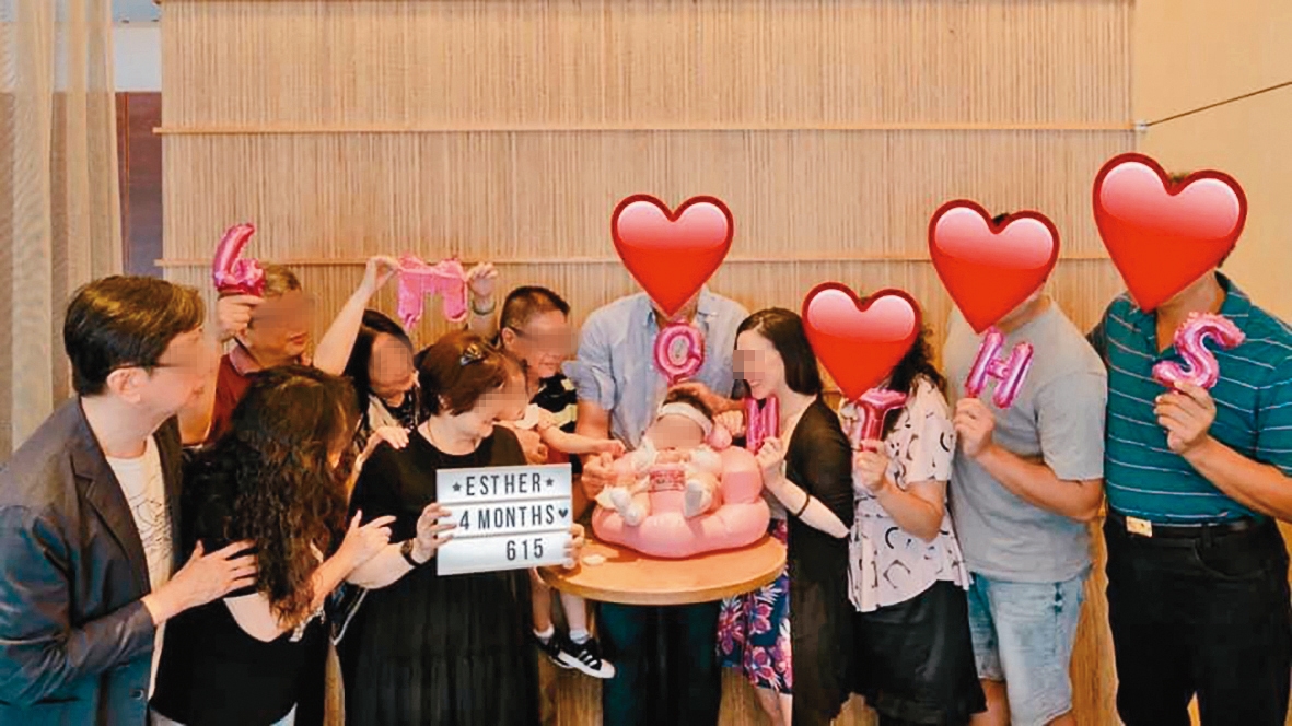 去年女兒出生剛滿月時,許基宏夫婦找來親友慶祝。(讀者提供)
