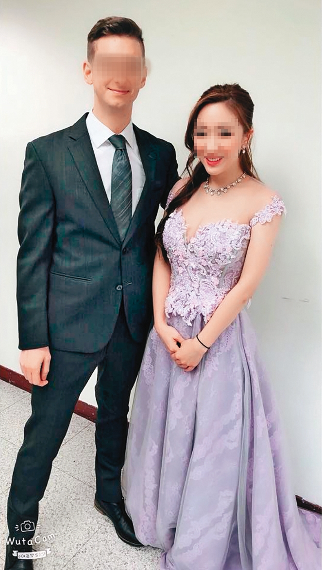 Angela(右)長相甜美、身材姣好,曾與外國人一起主持尾牙活動。(翻攝自Angela臉書)