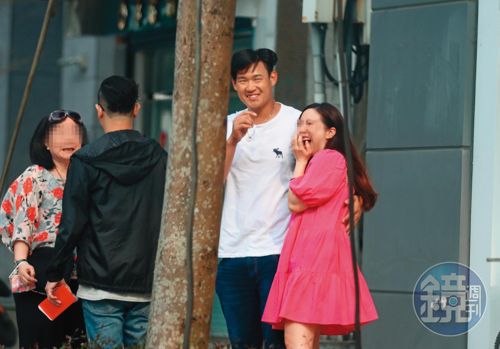 14：40許基宏（右二）跟著老婆（右一）走出店外，露出招牌笑容、緊擁老婆和賓客聊天。