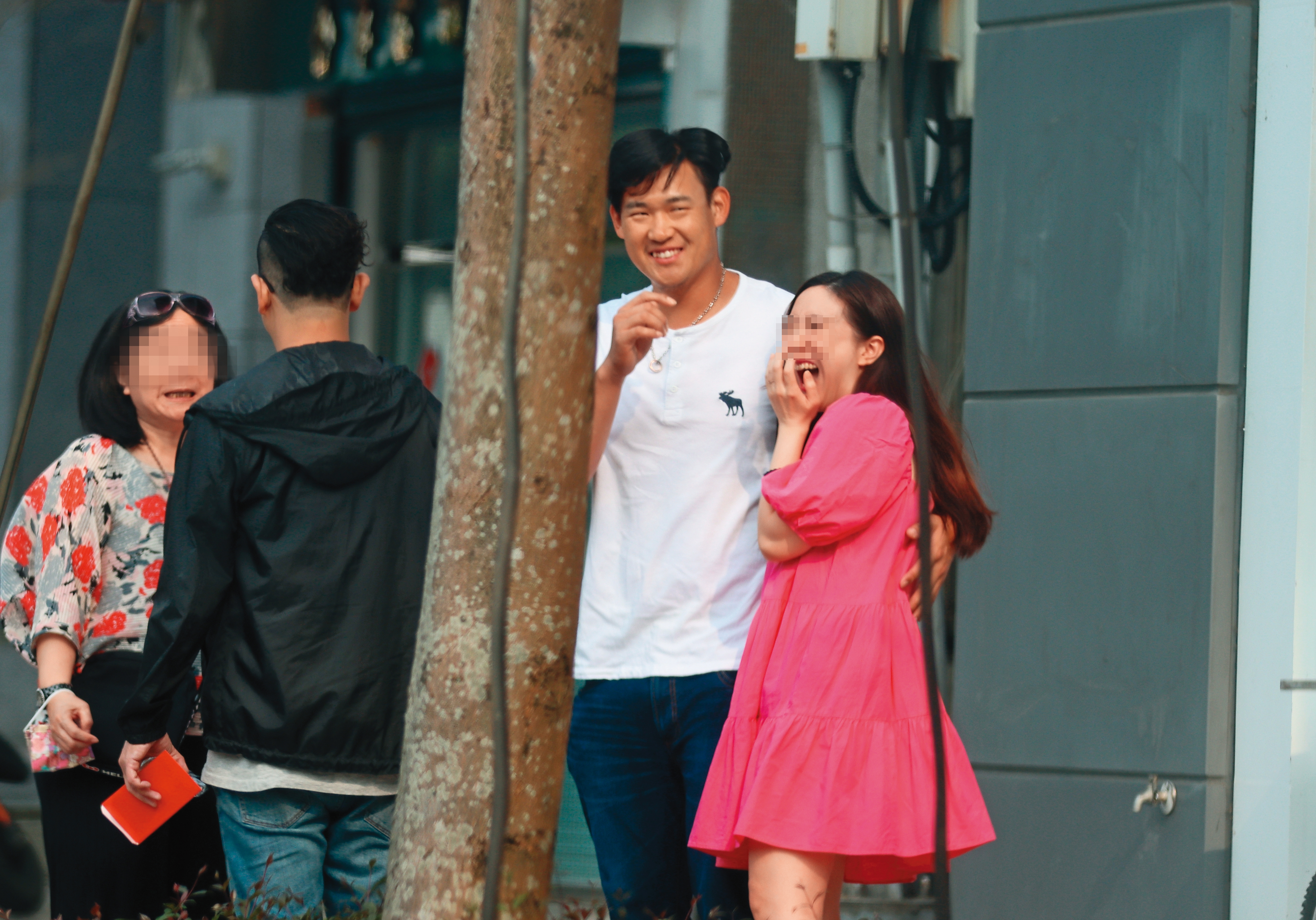 14:40許基宏(右二)跟著老婆(右一)走出店外,露出招牌笑容、緊擁老婆和賓客聊天。