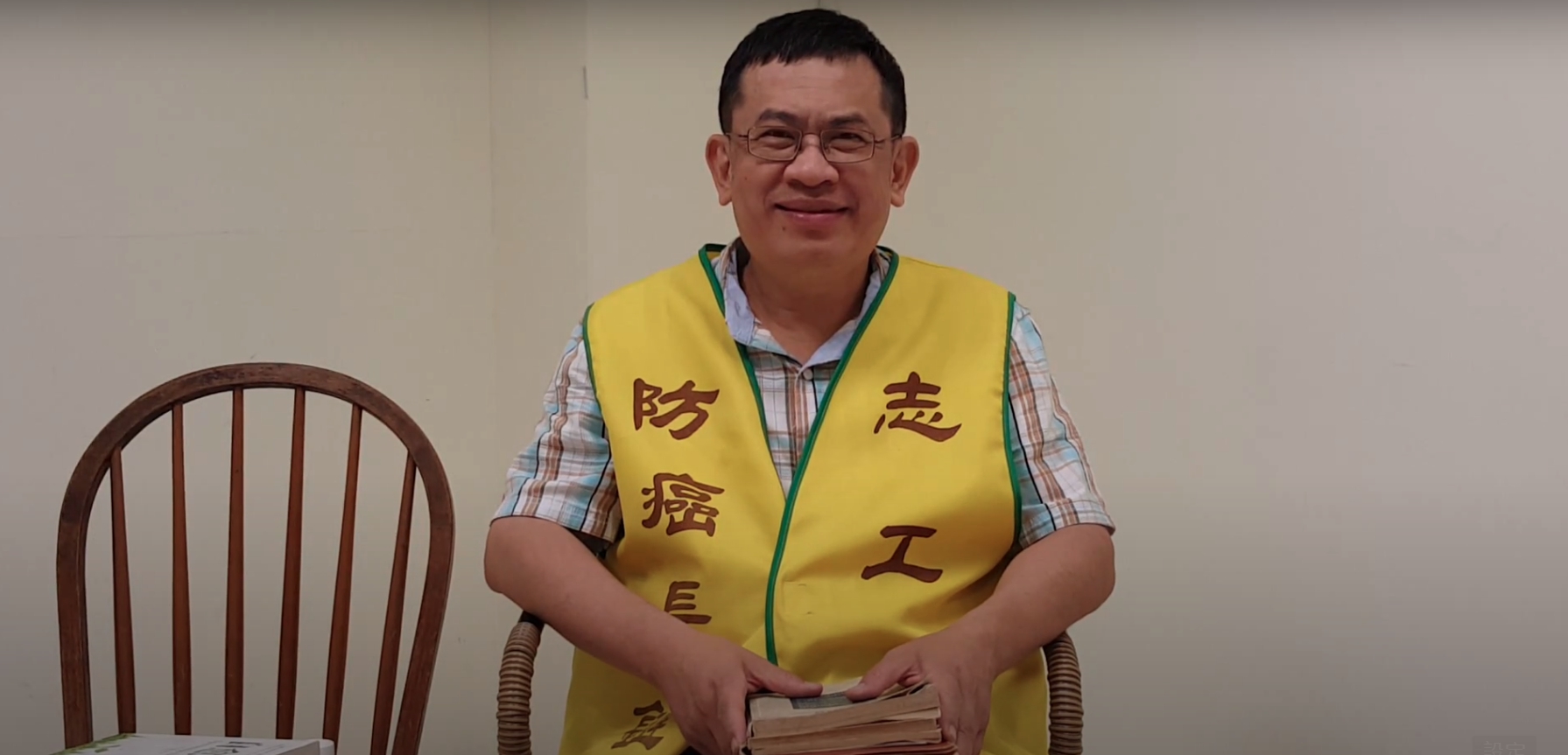 梅襄陽醫師被人踢爆，不僅引導民眾進行肝膽排石法，甚至還以侵入性的方式施行「舌下取栓」。（翻攝自梅襄陽YouTube頻道）