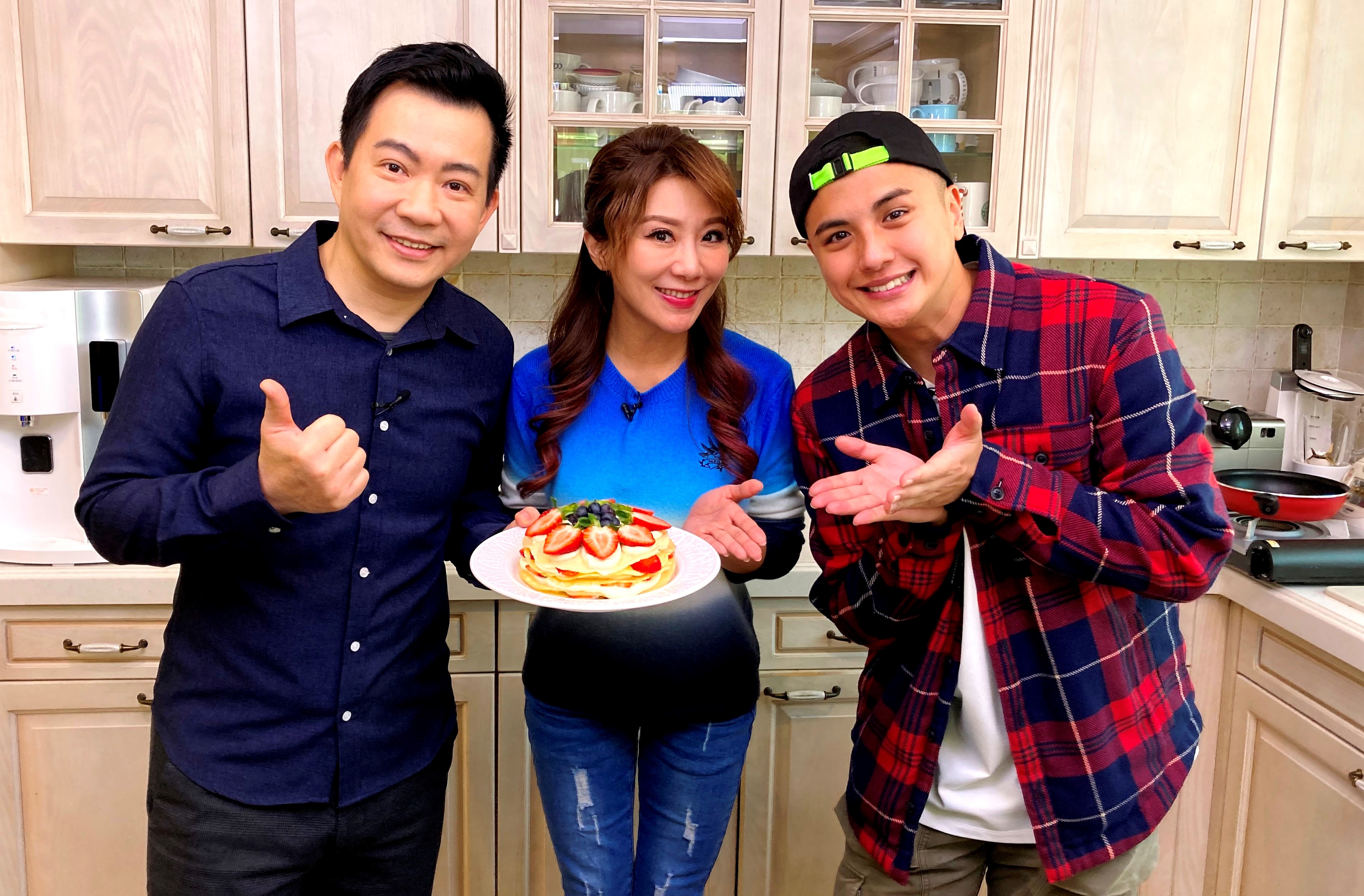 佩甄（中）大方開放自家廚房給外景節目拍攝，還不忘一展廚藝。（三立提供）