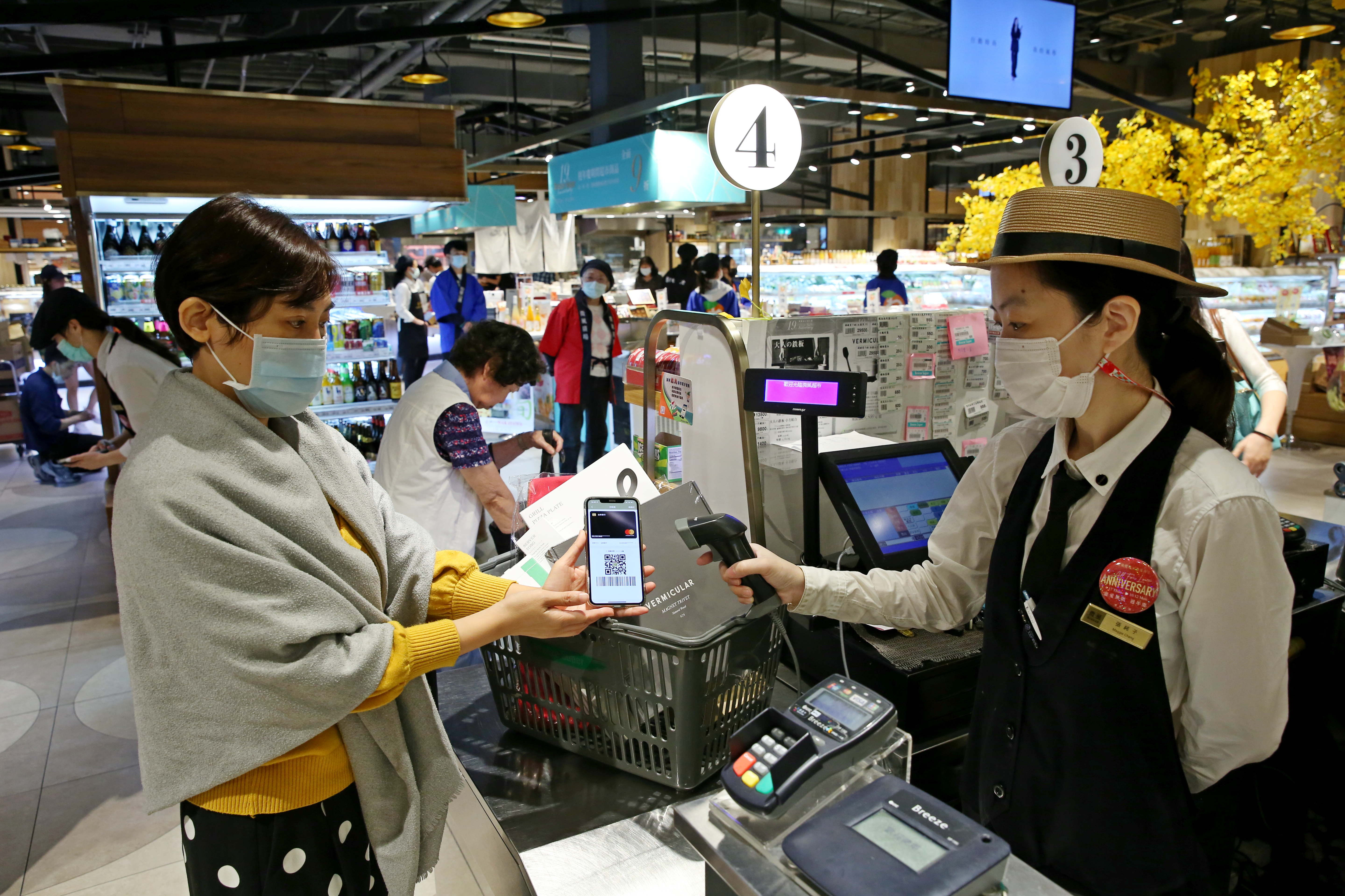 比起直接刷卡付費，使用行動支付綁定永豐幣倍卡消費，省更多。