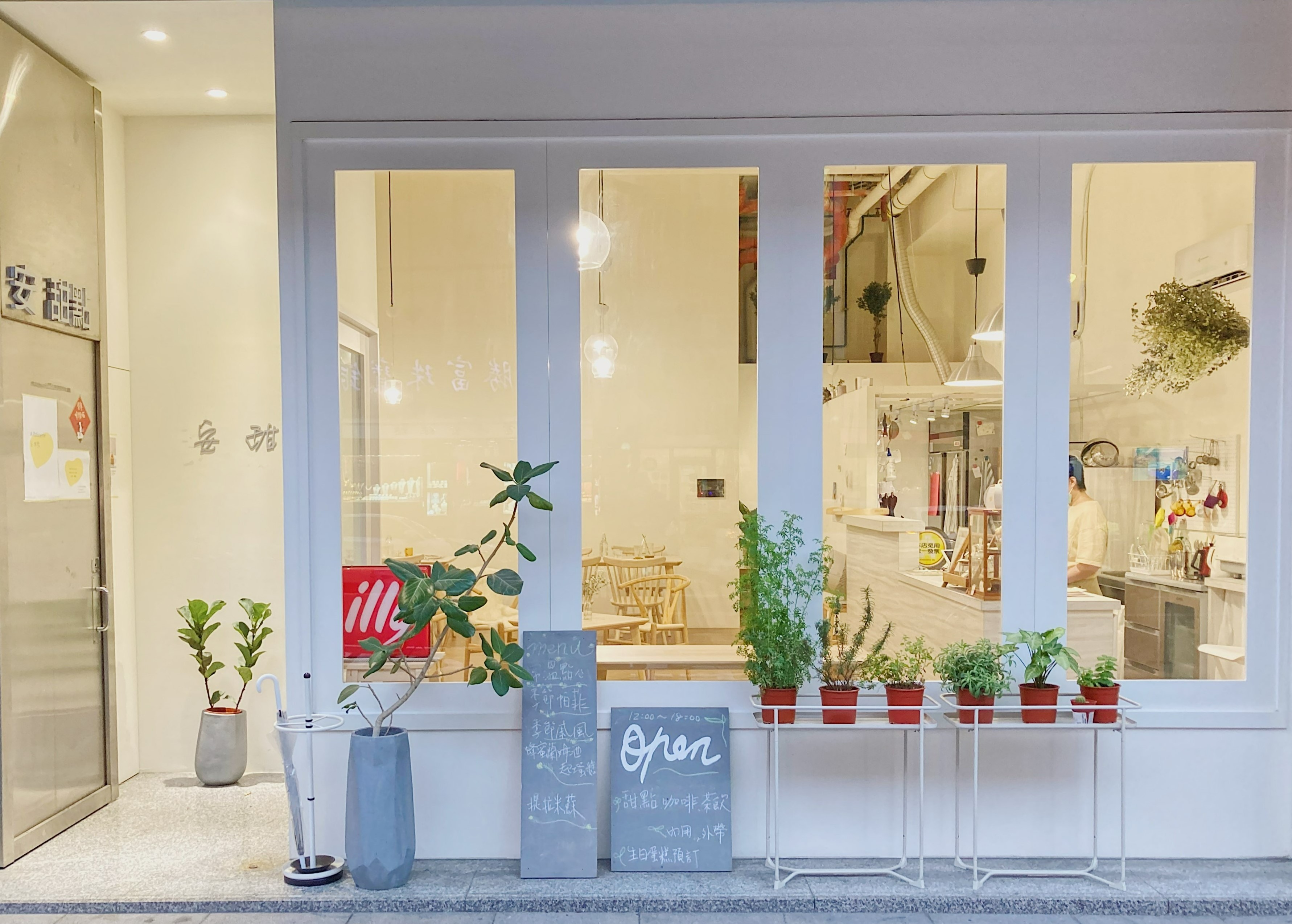 簡約卻優雅的白色系店面，有一種沉穩的低調感。