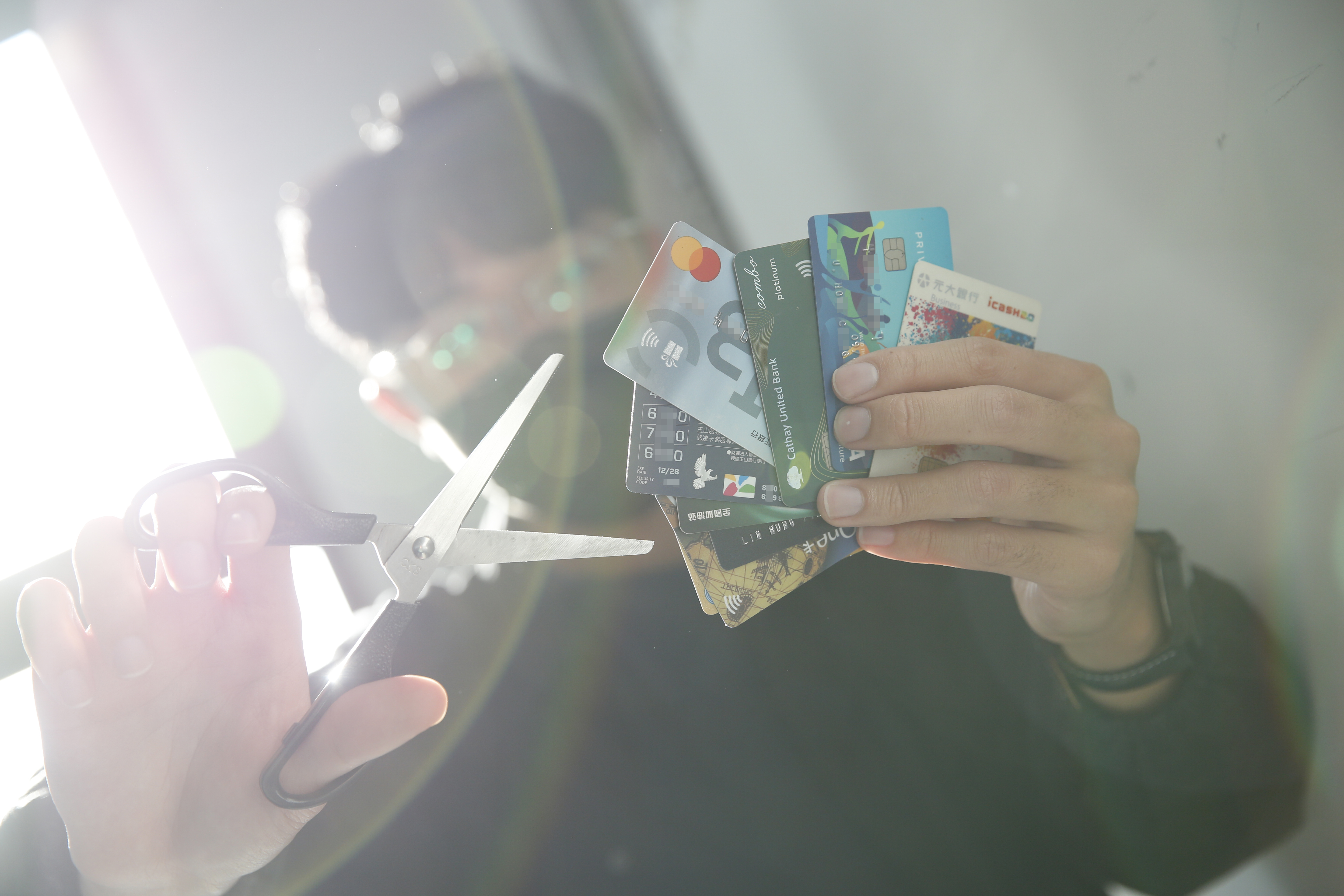 剪卡前先想清楚，是否有紅利點數尚未兌換完成，以免前功盡棄。