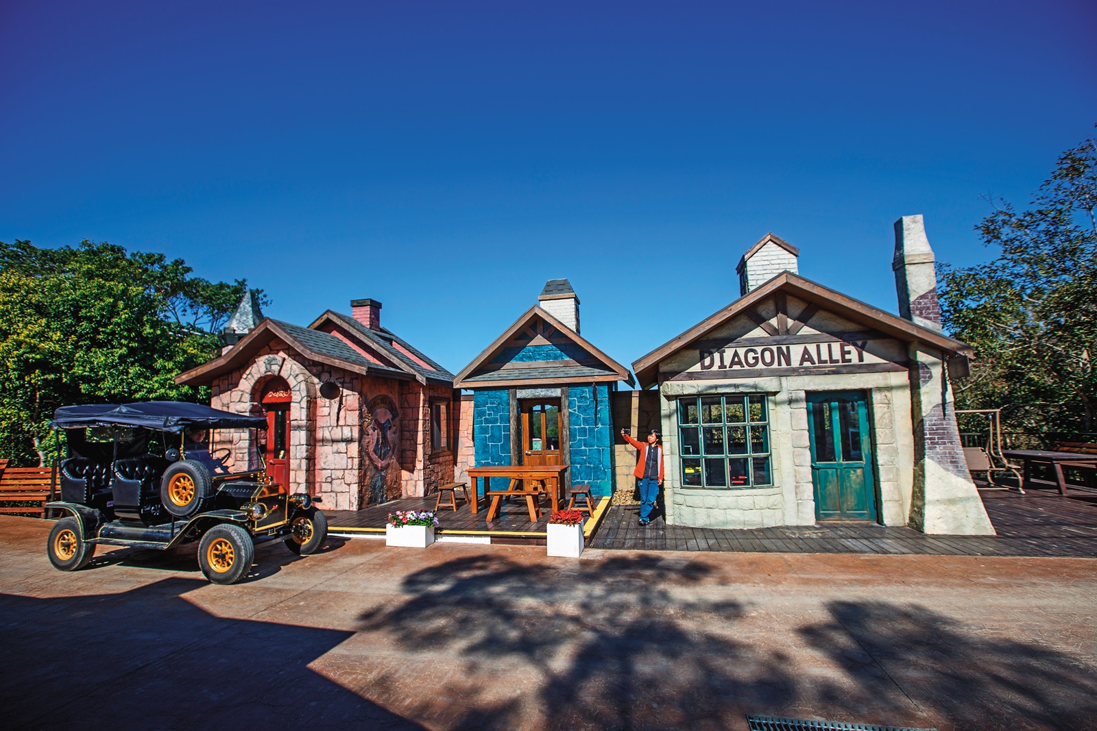 來到「綠意山莊」商店街，像是來到電影《魔戒》場景，是園區熱門打卡地點。
