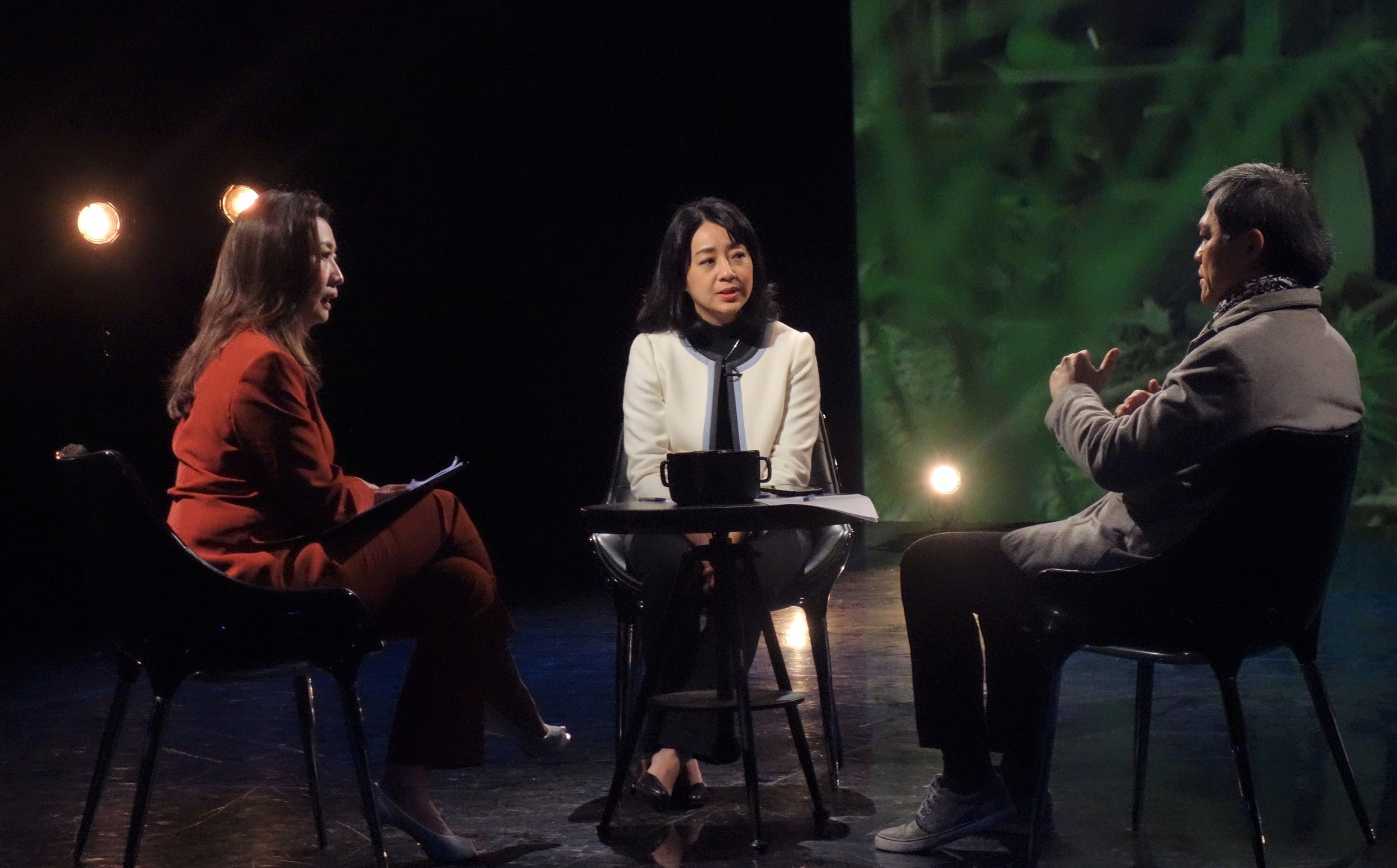 《公視主題之夜SHOW》播出紀錄片《婚姻計畫》，映後論壇邀請精神科醫生鄧惠文（左起）、立法委員王婉諭及精神科醫師蔡榮裕對談。（公視提供）