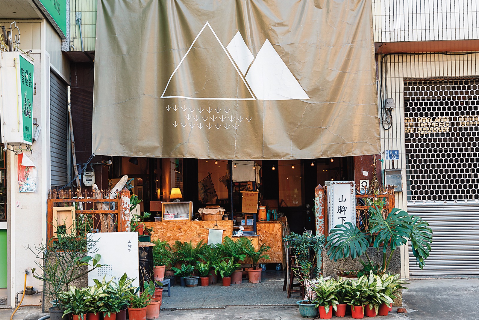 被當地人稱為文青店的「山腳下飯糰」,老闆非常喜歡植物,店外有許多自種的植栽。