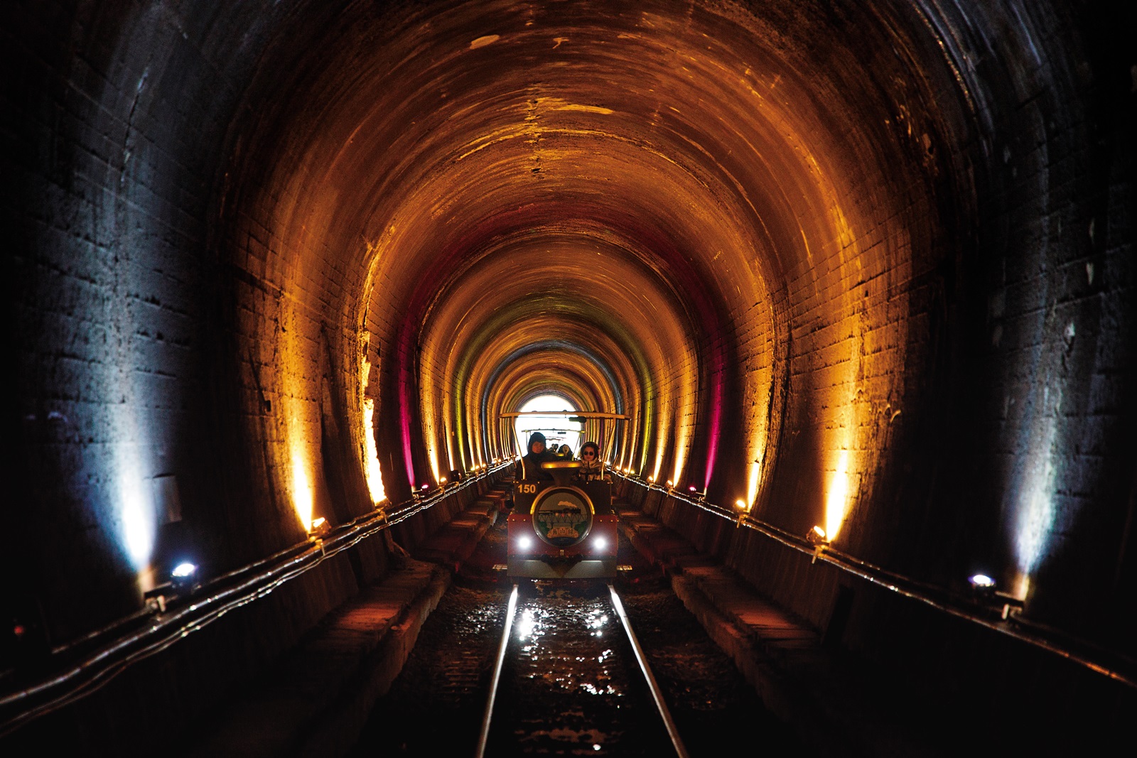 隧道內設置五彩繽紛的燈光秀，彷彿開往未知的世界。