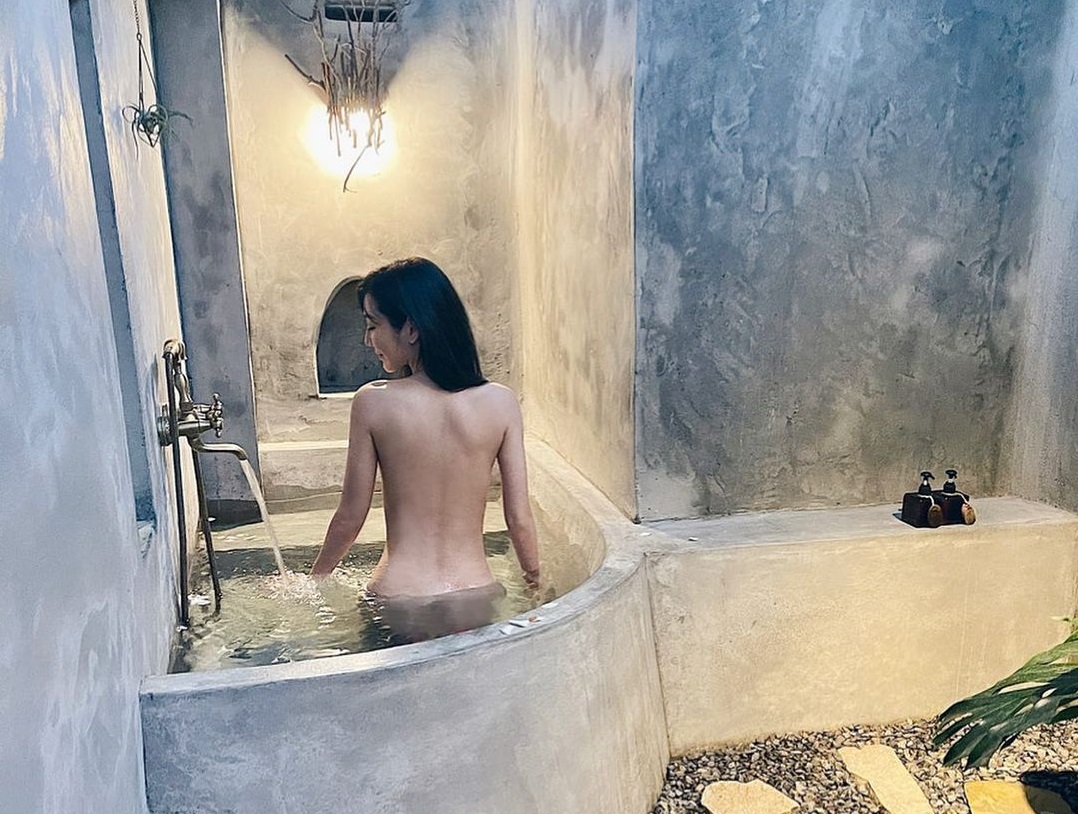 曾莞婷在IG貢獻背部全裸泡湯照慶祝主演電影《角頭—浪流連》票房破億。（翻攝自曾莞婷IG）